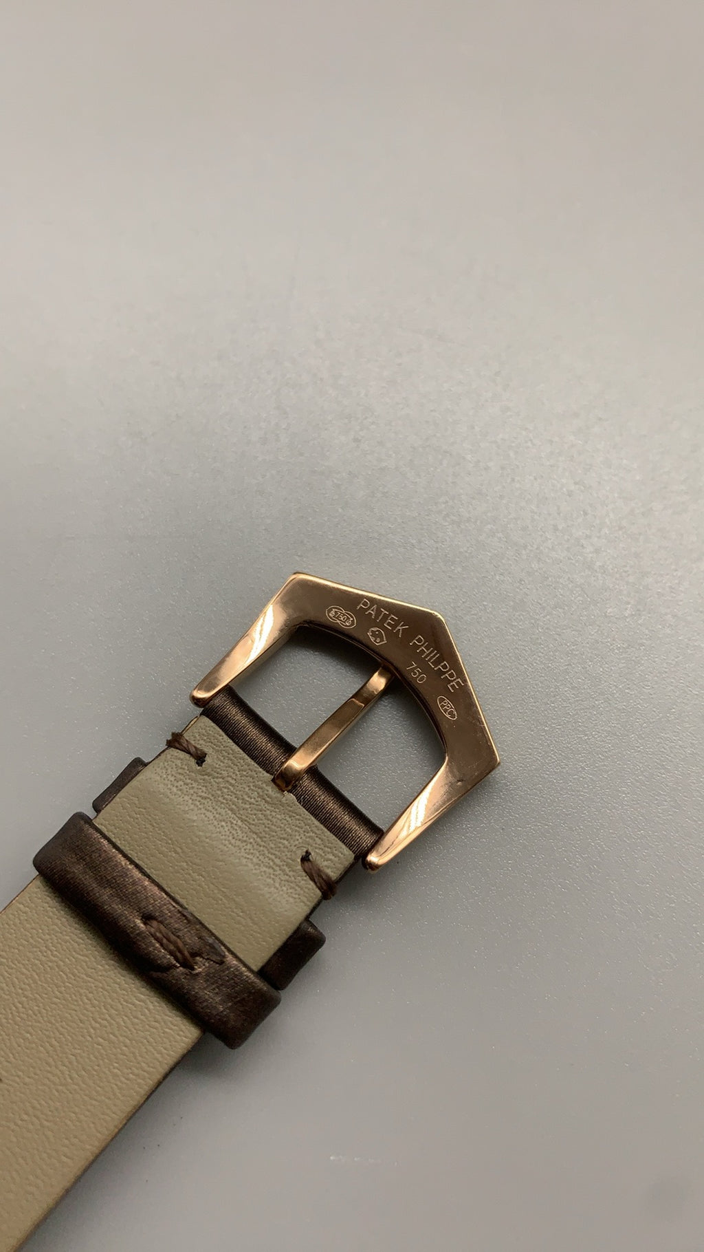 Patek Philippe Nautilus 5897 | 33MM | หน้าปัดเปลือกหอยมุก | ขอบประดับเพชร | กลไกอัตโนมัติ Cal.324 S C