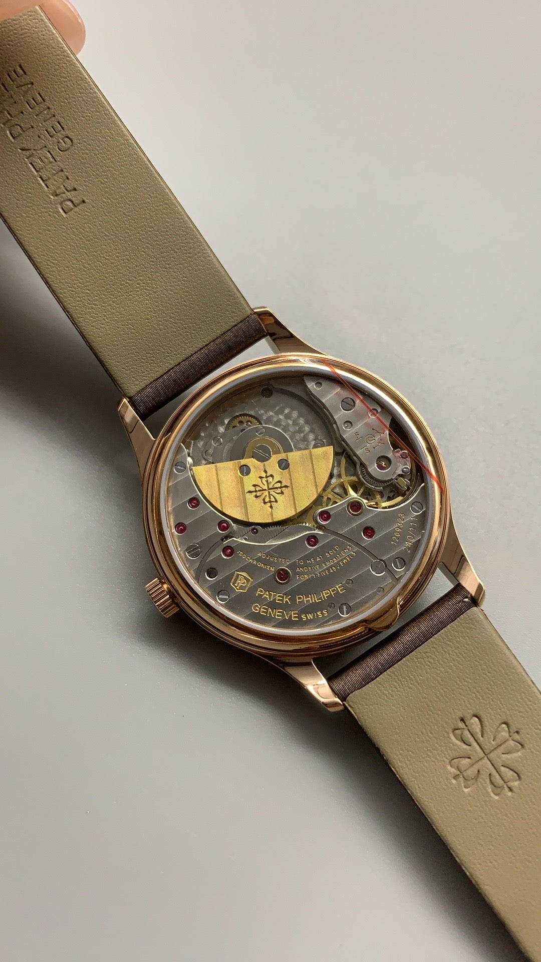 Patek Philippe Nautilus 5897 | 33MM | หน้าปัดเปลือกหอยมุก | ขอบประดับเพชร | กลไกอัตโนมัติ Cal.324 S C