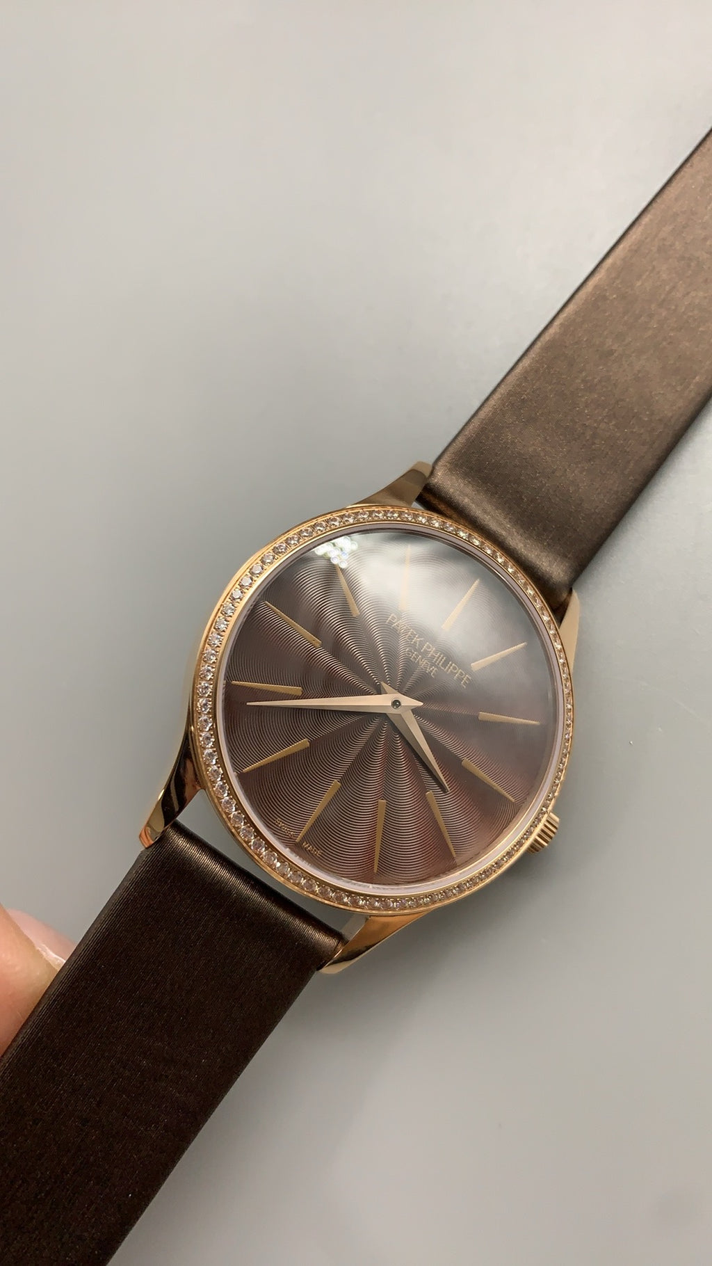 Patek Philippe Nautilus 5897 | 33MM | หน้าปัดเปลือกหอยมุก | ขอบประดับเพชร | กลไกอัตโนมัติ Cal.324 S C