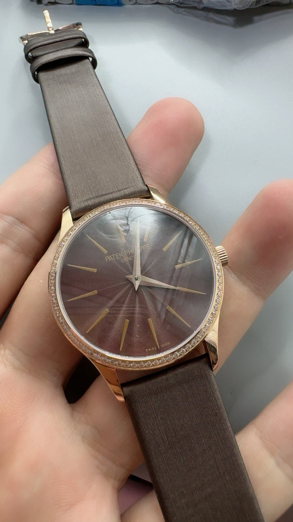 Patek Philippe Nautilus 5897 | 33MM | หน้าปัดเปลือกหอยมุก | ขอบประดับเพชร | กลไกอัตโนมัติ Cal.324 S C