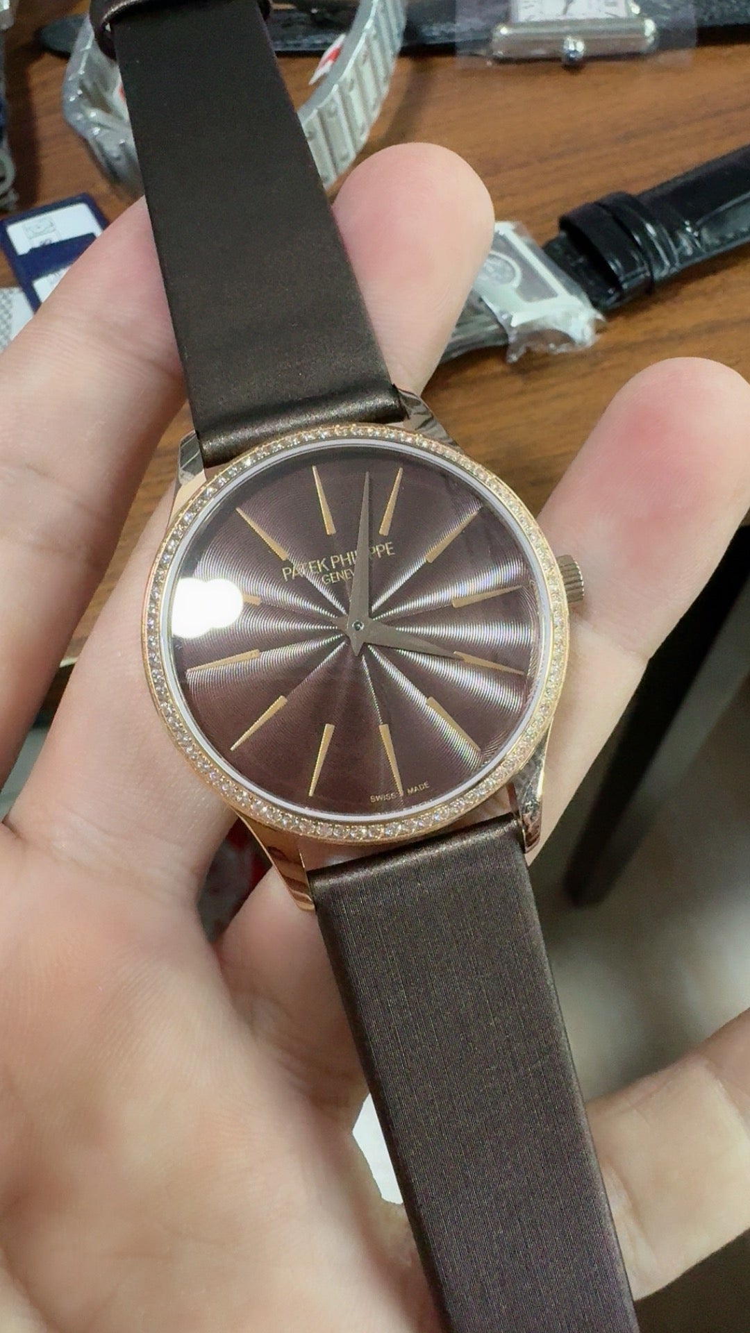 Patek Philippe Nautilus 5897 | 33MM | หน้าปัดเปลือกหอยมุก | ขอบประดับเพชร | กลไกอัตโนมัติ Cal.324 S C