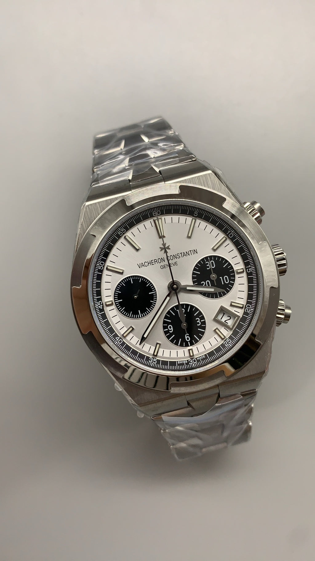 Vacheron Constantin Overseas Chronograph 5500V | 42.5MM | ตัวเรือนสแตนเลสสตีล | ฟังก์ชันจับเวลา | หน้าปัดสีน้ำเงิน | กลไกอัตโนมัติ Cal.5200