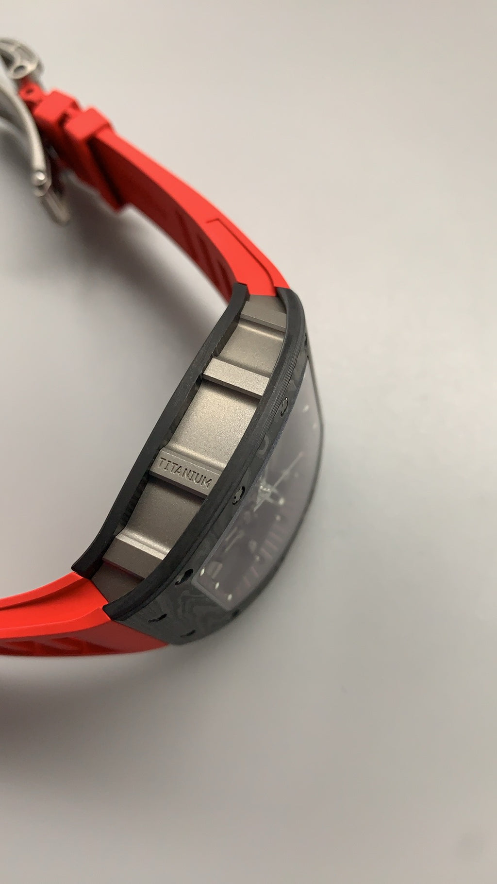 Richard Mille RM055 | 42MM | ตัวเรือนคาร์บอนไฟเบอร์ NTPT + โครงไทเทเนียม | หน้าปัดสเกเลตัน | กลไกไขลานมือ RMUL2