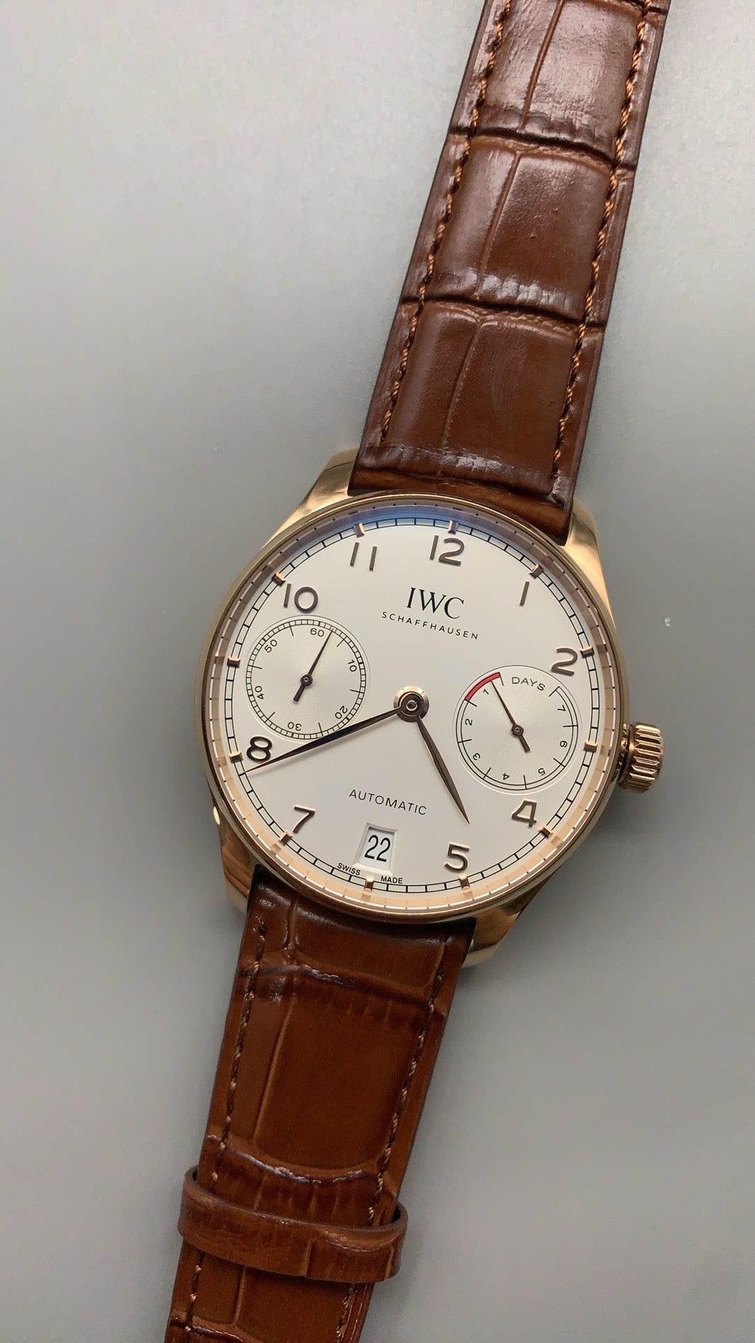 IWC Portugieser Automatic 7 Days | 42.3MM | ตัวเรือนโทนโรสโกลด์ | พลังงานสำรอง 7 วัน | หน้าปัดสีขาว | สายหนังจระเข้สีน้ำตาล | กลไกอัตโนมัติ Cal.52010