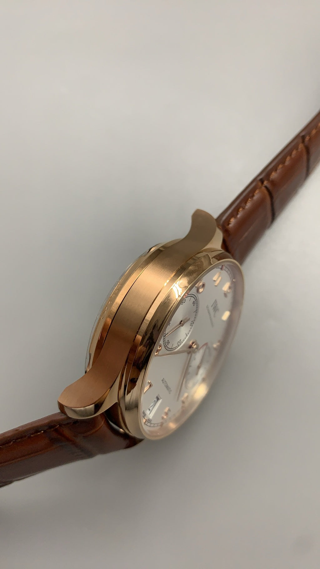 IWC Portugieser Automatic 7 Days | 42.3MM | ตัวเรือนโทนโรสโกลด์ | พลังงานสำรอง 7 วัน | หน้าปัดสีขาว | สายหนังจระเข้สีน้ำตาล | กลไกอัตโนมัติ Cal.52010