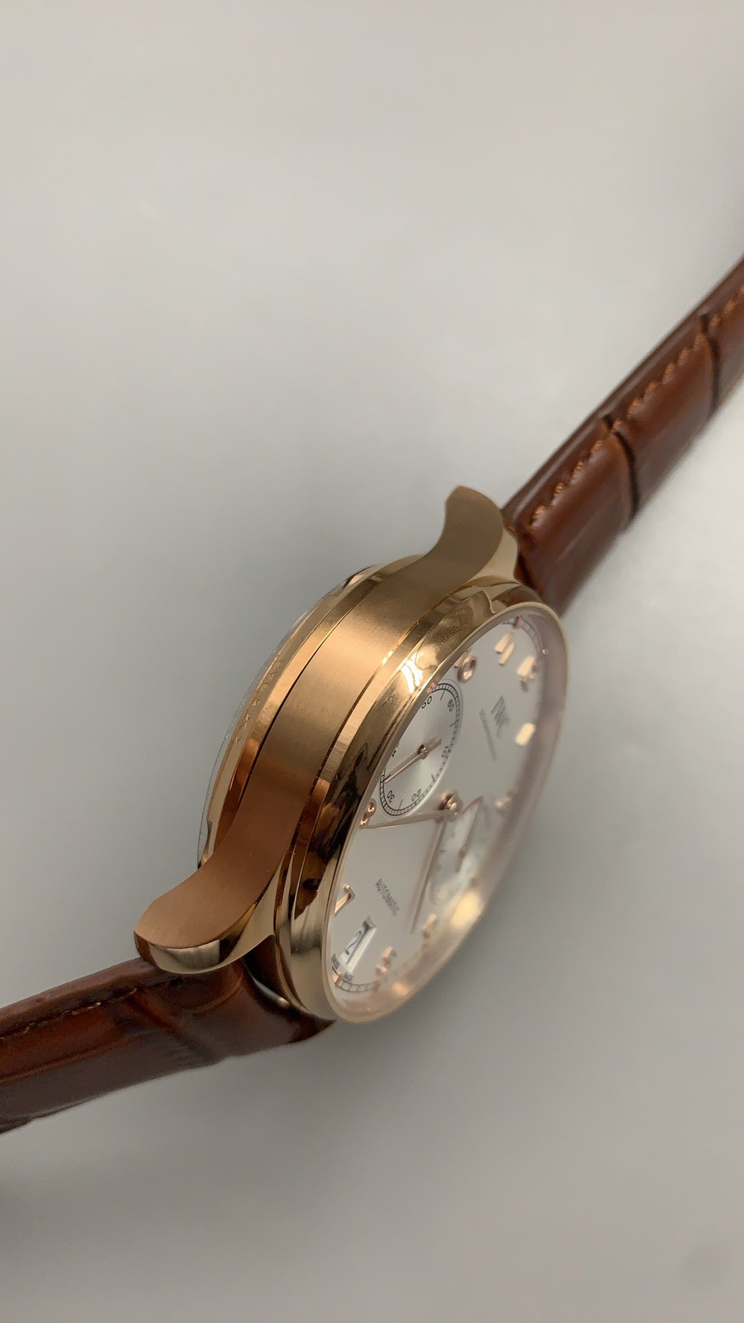 IWC Portugieser Automatic 7 Days | 42.3MM | ตัวเรือนโทนโรสโกลด์ | พลังงานสำรอง 7 วัน | หน้าปัดสีขาว | สายหนังจระเข้สีน้ำตาล | กลไกอัตโนมัติ Cal.52010