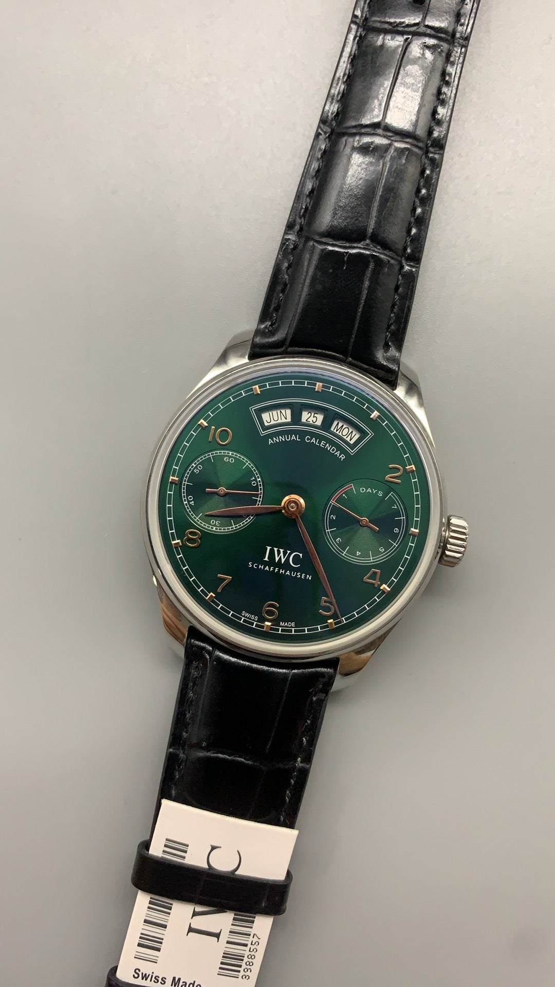 IWC Portugieser Perpetual Calendar 44 | 44.2MM | ตัวเรือนสแตนเลสสตีล | ปฏิทินถาวร + พลังงานสำรอง 7 วัน | หน้าปัดสีเขียว | สายหนังจระเข้สีดำ | กลไกอัตโนมัติ Cal.52610