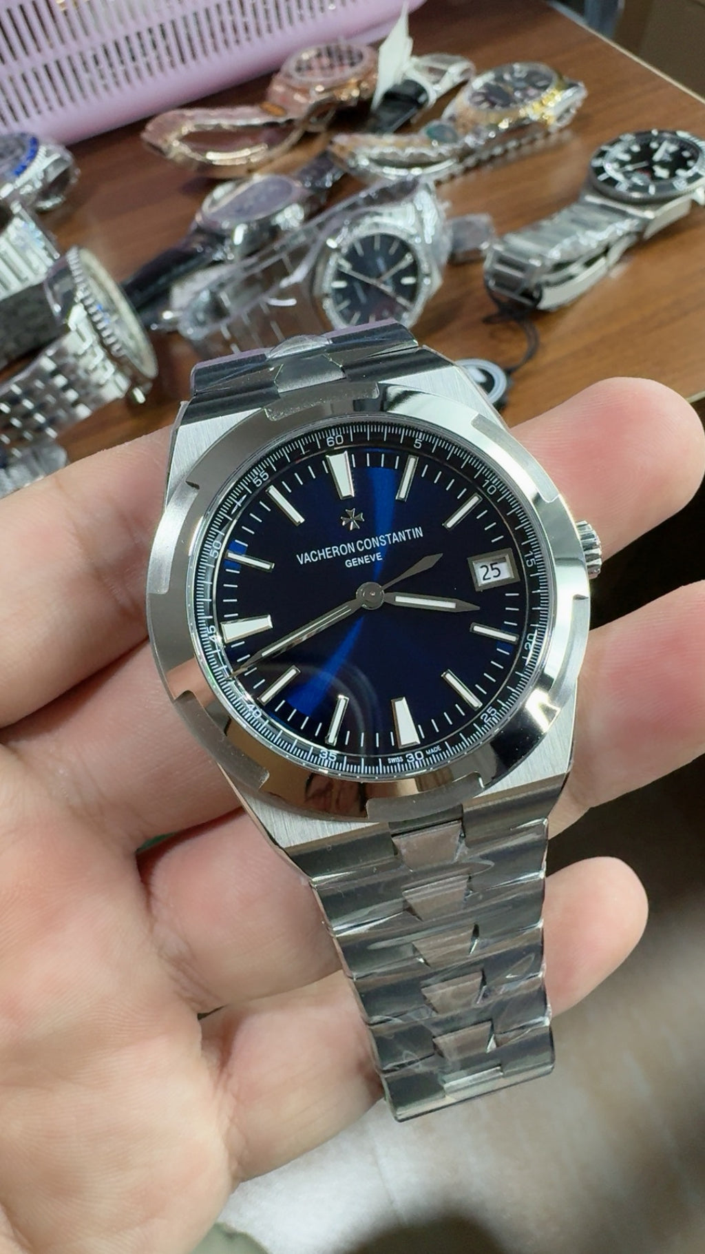 Vacheron Constantin Overseas 4500V | 41MM | ตัวเรือนสแตนเลสสตีล | ฟังก์ชันวันที่ | หน้าปัดสีน้ำเงิน | สายเหล็กสแตนเลส | กลไกอัตโนมัติ Cal.5100