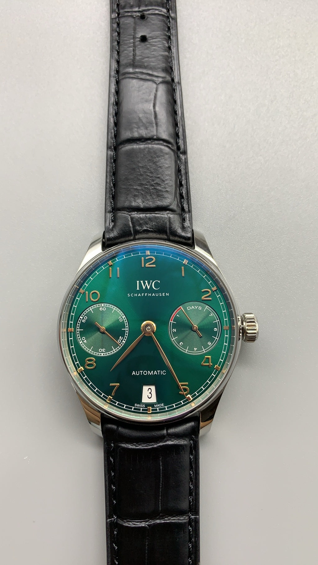 IWC Portugieser Automatic 7 Days | 42.3MM | ตัวเรือนสแตนเลสสตีล | พลังงานสำรอง 7 วัน | หน้าปัดสีเขียว | สายหนังจระเข้สีดำ | กลไกอัตโนมัติ Cal.52010