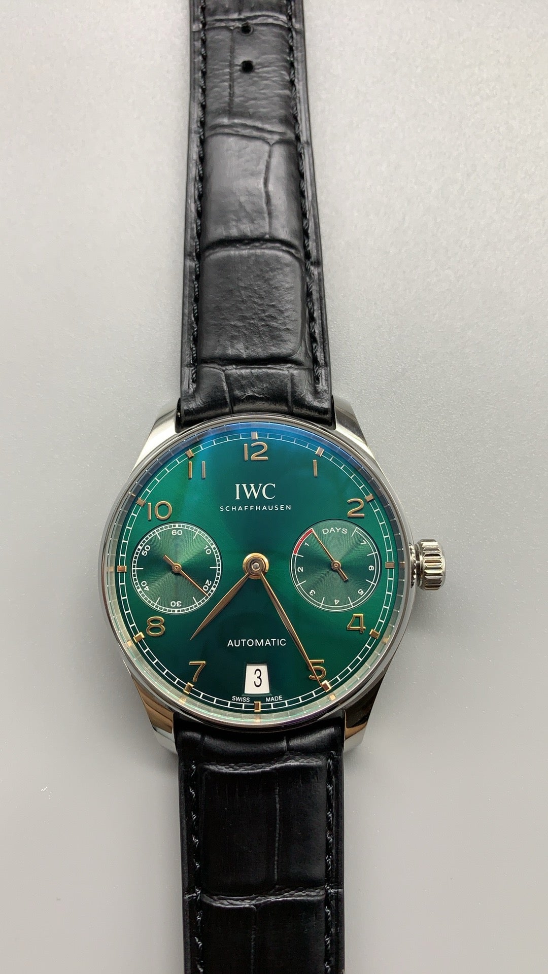 IWC Portugieser Automatic 7 Days | 42.3MM | ตัวเรือนสแตนเลสสตีล | พลังงานสำรอง 7 วัน | หน้าปัดสีเขียว | สายหนังจระเข้สีดำ | กลไกอัตโนมัติ Cal.52010