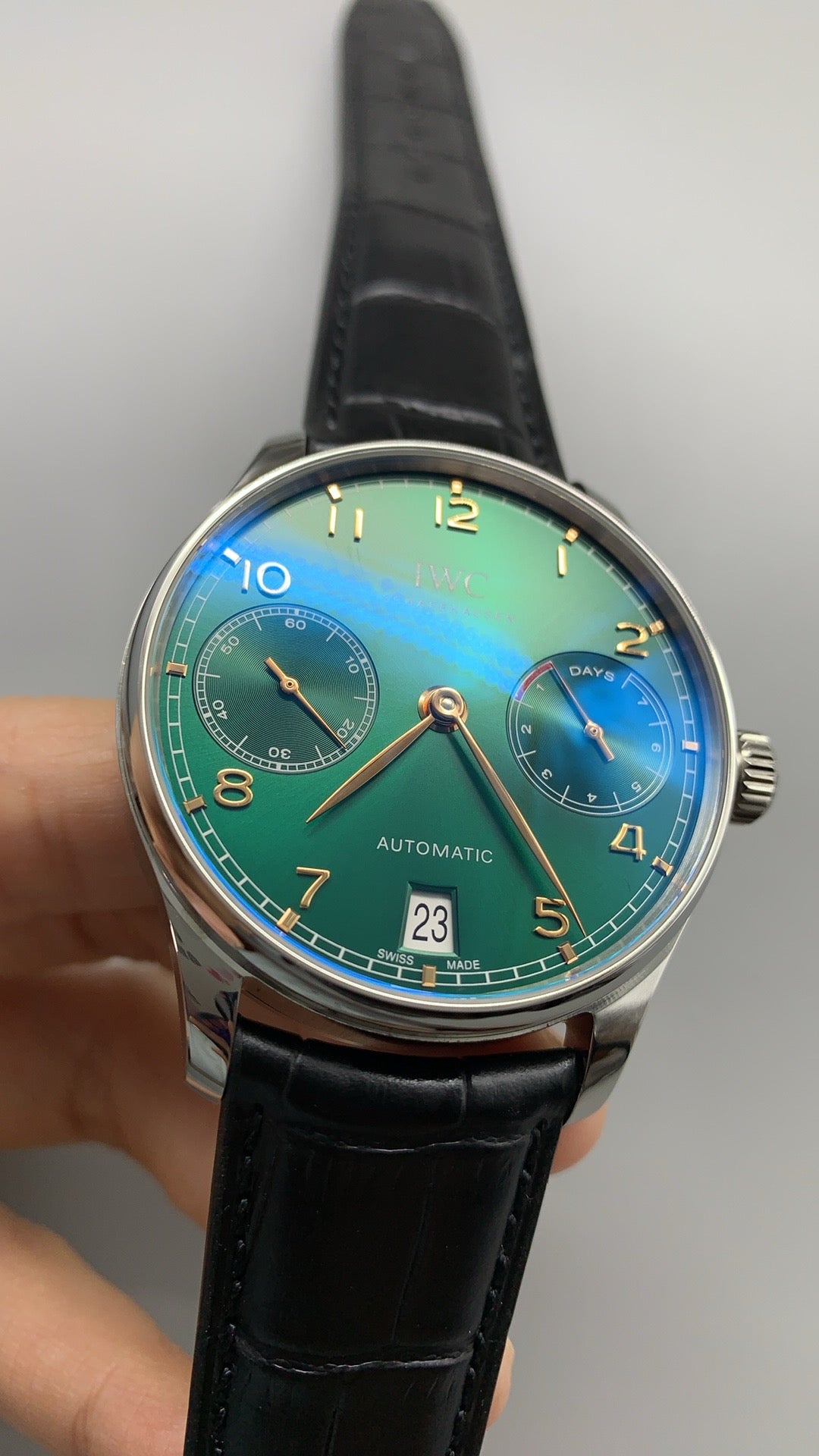 IWC Portugieser Automatic 7 Days | 42.3MM | ตัวเรือนสแตนเลสสตีล | พลังงานสำรอง 7 วัน | หน้าปัดสีเขียว | สายหนังจระเข้สีดำ | กลไกอัตโนมัติ Cal.52010