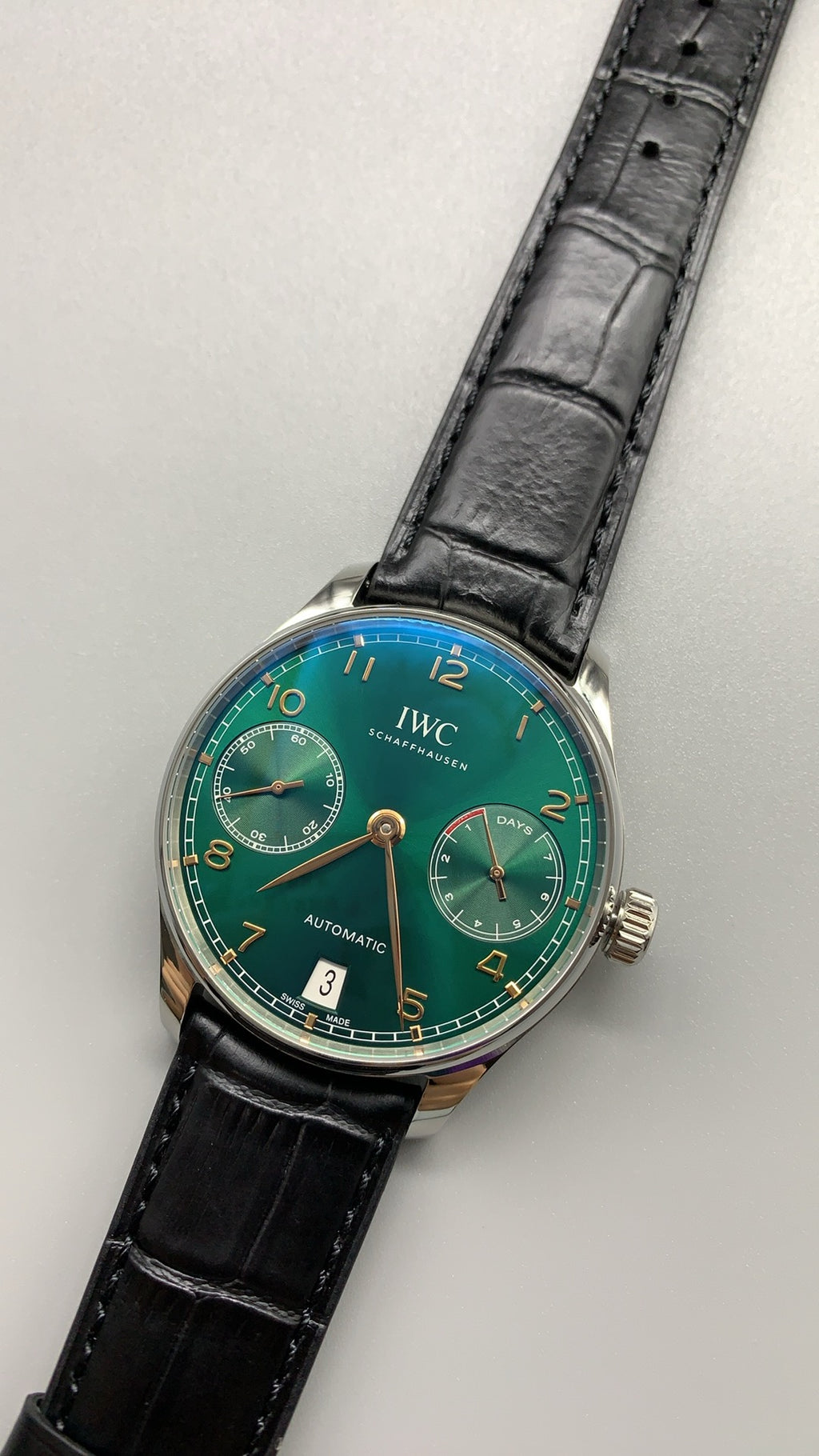 IWC Portugieser Automatic 7 Days | 42.3MM | ตัวเรือนสแตนเลสสตีล | พลังงานสำรอง 7 วัน | หน้าปัดสีเขียว | สายหนังจระเข้สีดำ | กลไกอัตโนมัติ Cal.52010