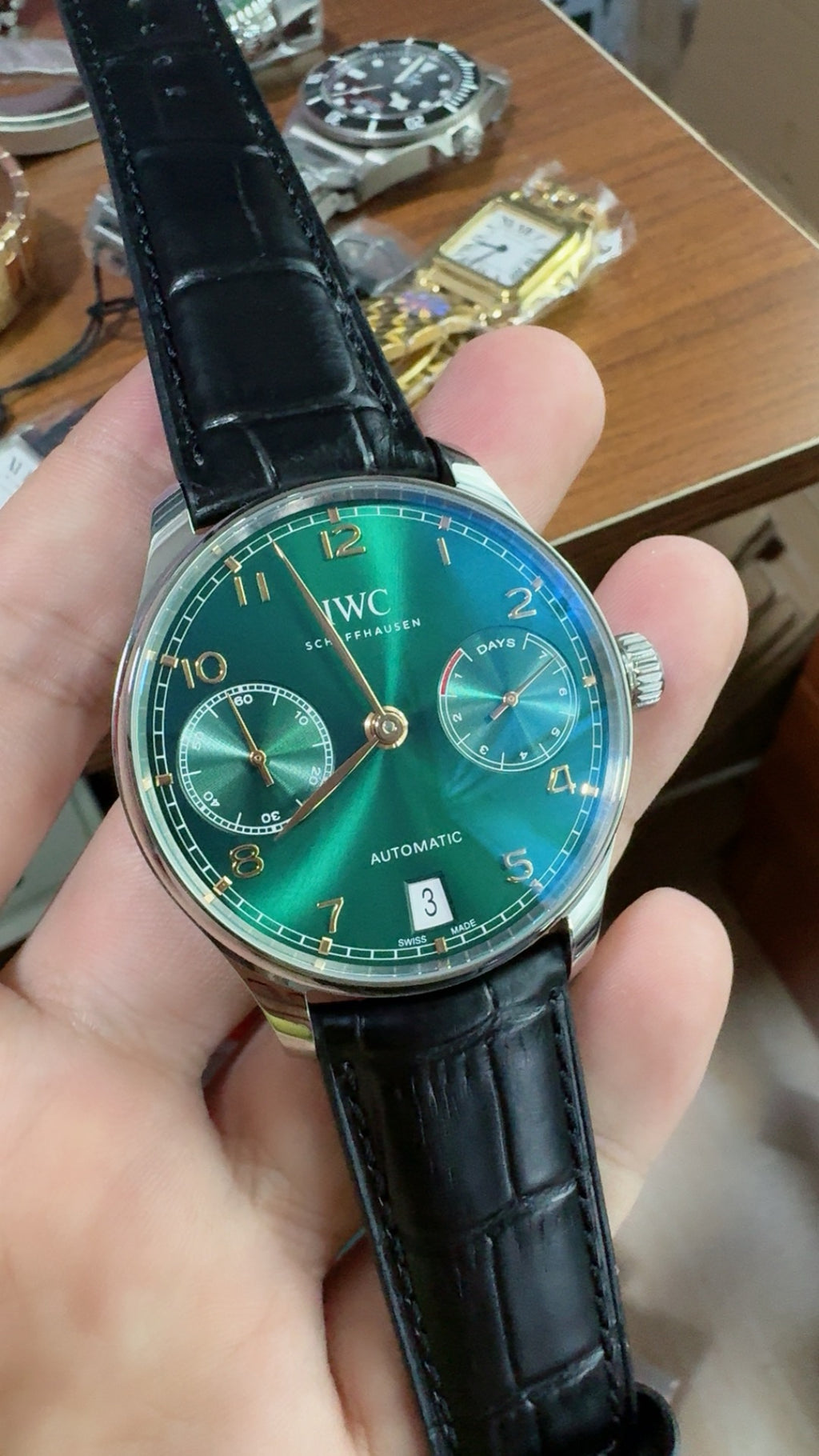 IWC Portugieser Automatic 7 Days | 42.3MM | ตัวเรือนสแตนเลสสตีล | พลังงานสำรอง 7 วัน | หน้าปัดสีเขียว | สายหนังจระเข้สีดำ | กลไกอัตโนมัติ Cal.52010