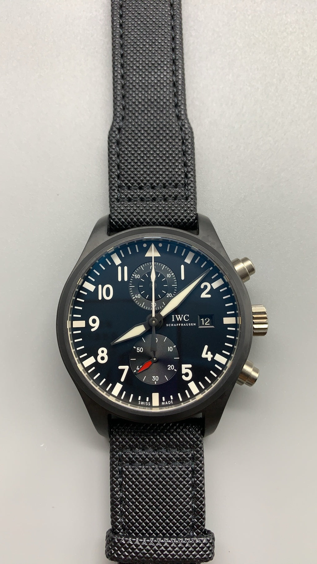 IWC Pilot's Watch | 40MM | ตัวเรือนสแตนเลสสตีล | ฟังก์ชันวันที่ | หน้าปัดสีดำ | สายหนังวัวสีดำ | กลไกอัตโนมัติ Cal.32111