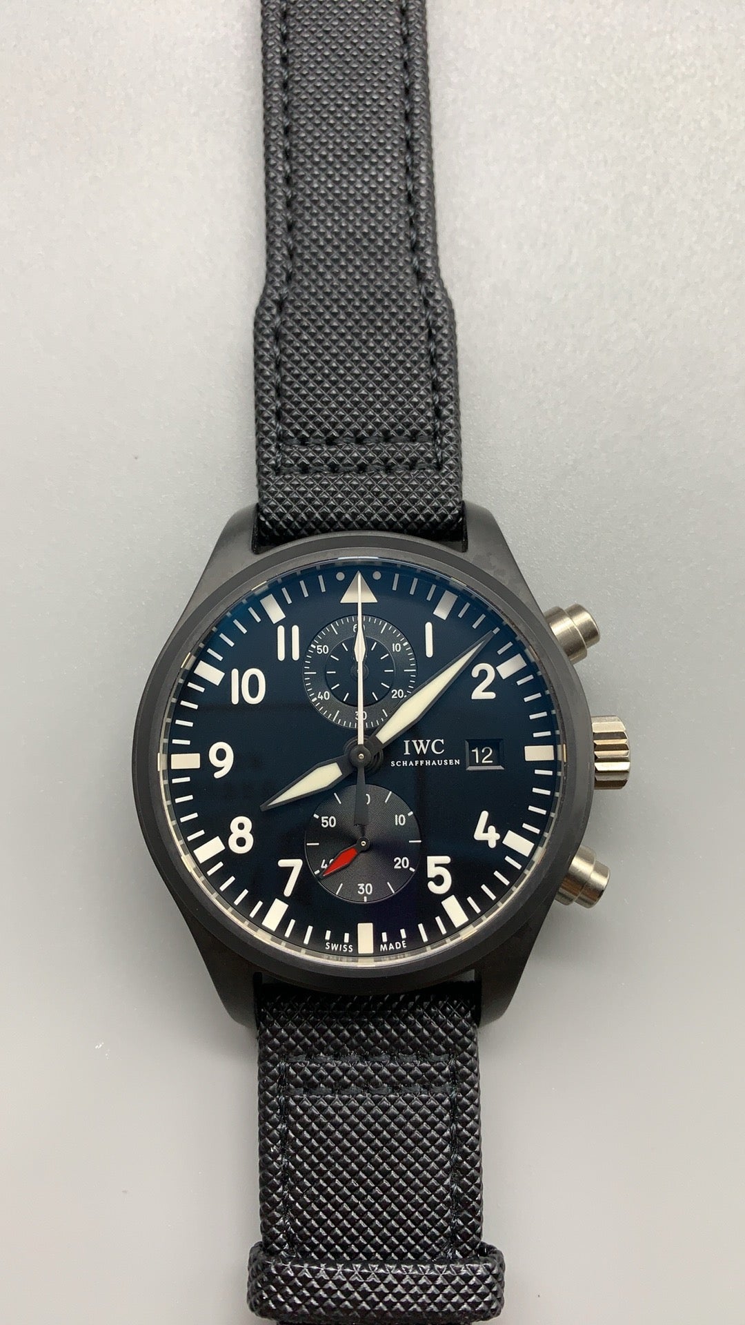 IWC Pilot's Watch | 40MM | ตัวเรือนสแตนเลสสตีล | ฟังก์ชันวันที่ | หน้าปัดสีดำ | สายหนังวัวสีดำ | กลไกอัตโนมัติ Cal.32111