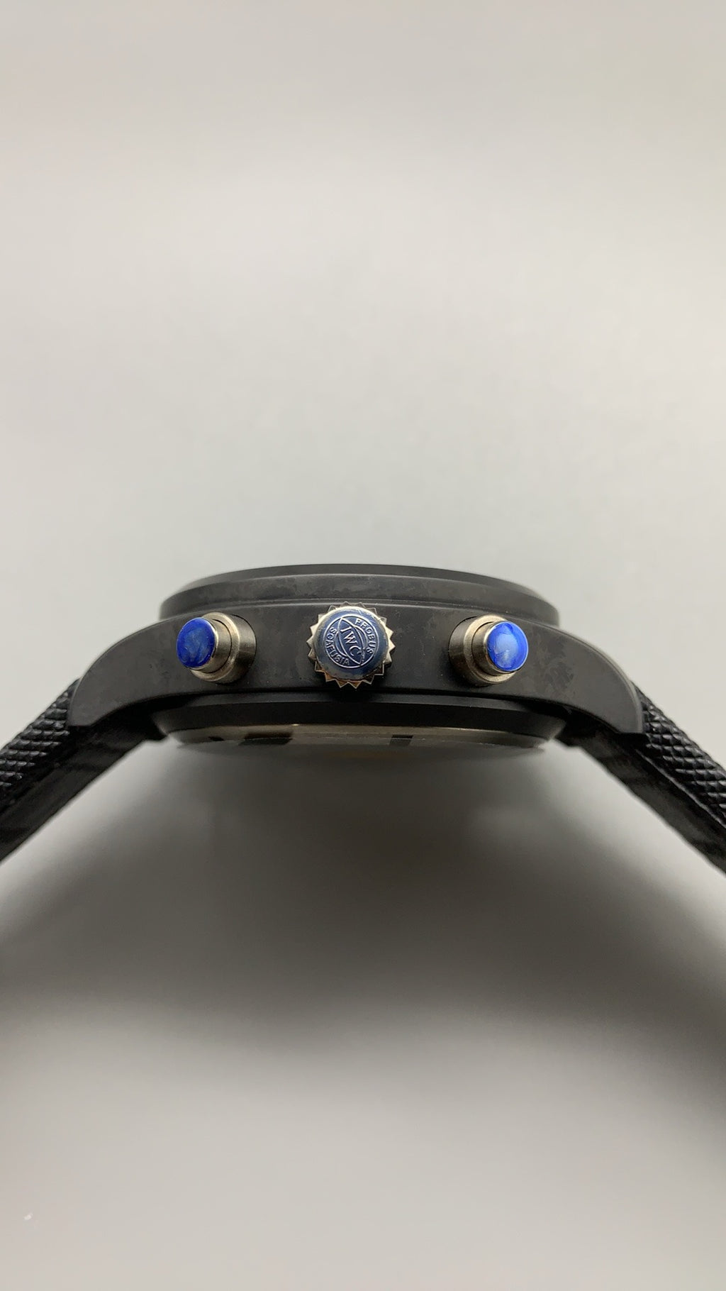 IWC Pilot's Watch | 40MM | ตัวเรือนสแตนเลสสตีล | ฟังก์ชันวันที่ | หน้าปัดสีดำ | สายหนังวัวสีดำ | กลไกอัตโนมัติ Cal.32111