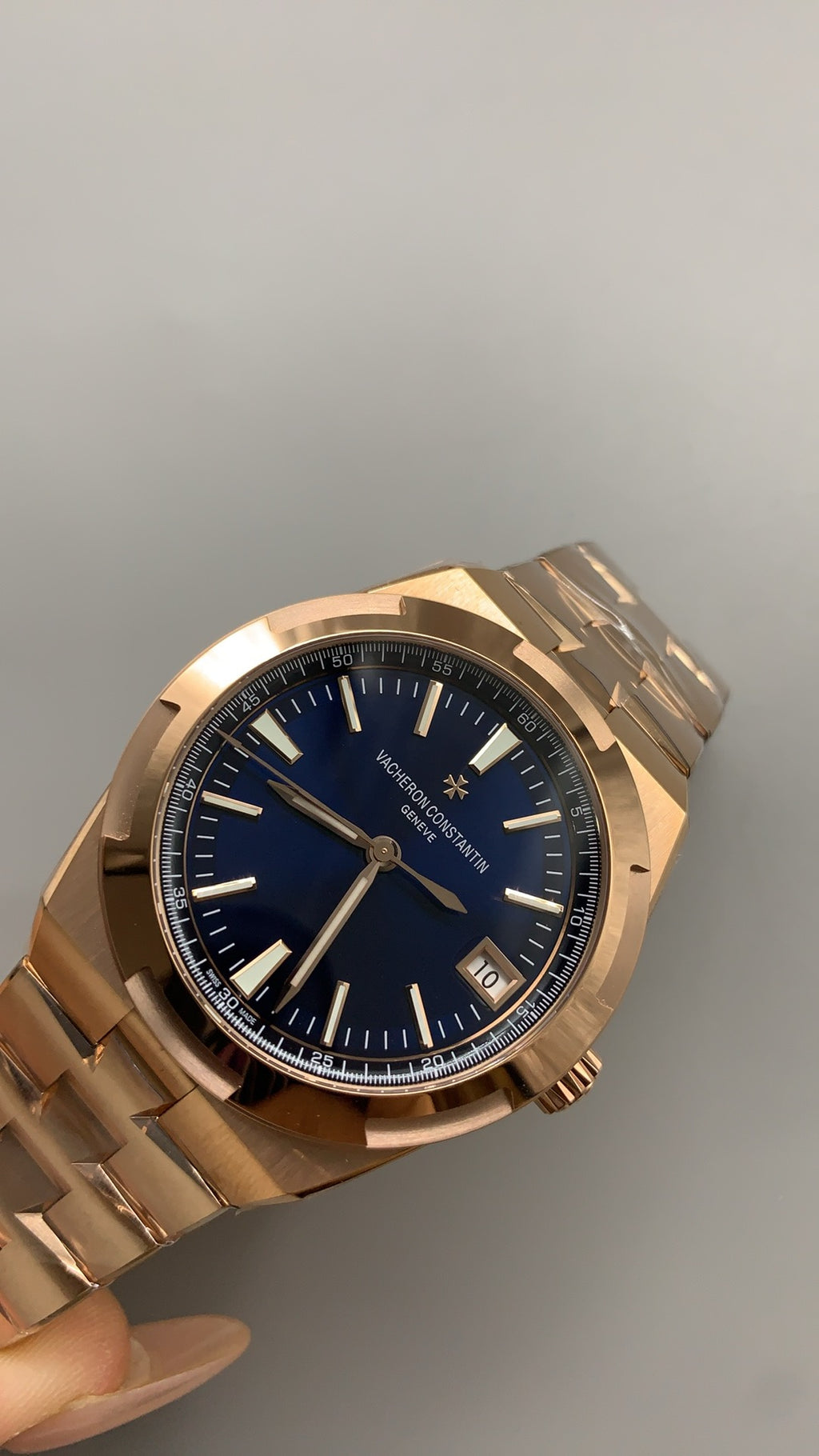 Vacheron Constantin Overseas 4500V | 41MM | ตัวเรือนสแตนเลสสตีลเคลือบสีโรสโกลด์ | ฟังก์ชันวันที่ | หน้าปัดสีน้ำตาลซันเบิร์สต์ | กลไกอัตโนมัติ Cal.5100