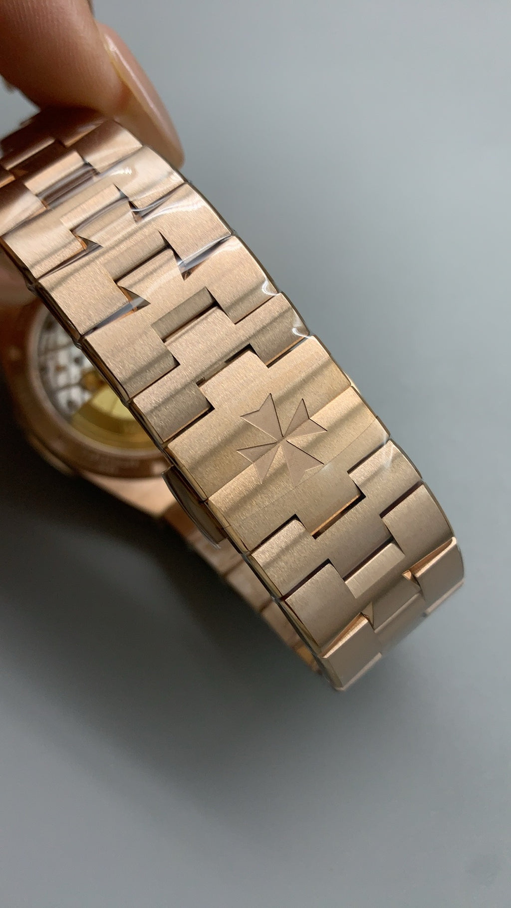 Vacheron Constantin Overseas 4500V | 41MM | ตัวเรือนสแตนเลสสตีลเคลือบสีโรสโกลด์ | ฟังก์ชันวันที่ | หน้าปัดสีน้ำตาลซันเบิร์สต์ | กลไกอัตโนมัติ Cal.5100