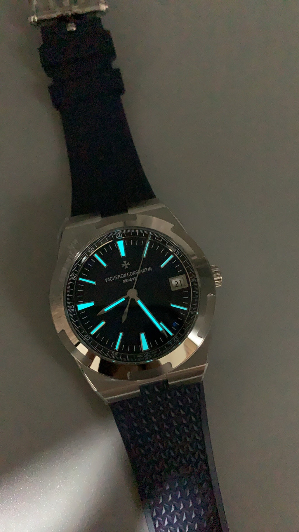 Vacheron Constantin Overseas 4500V | 41MM | ตัวเรือนสแตนเลสสตีล | ฟังก์ชันวันที่ | หน้าปัดสีน้ำเงิน | สายยางสีน้ำเงิน | กลไกอัตโนมัติ Cal.5100