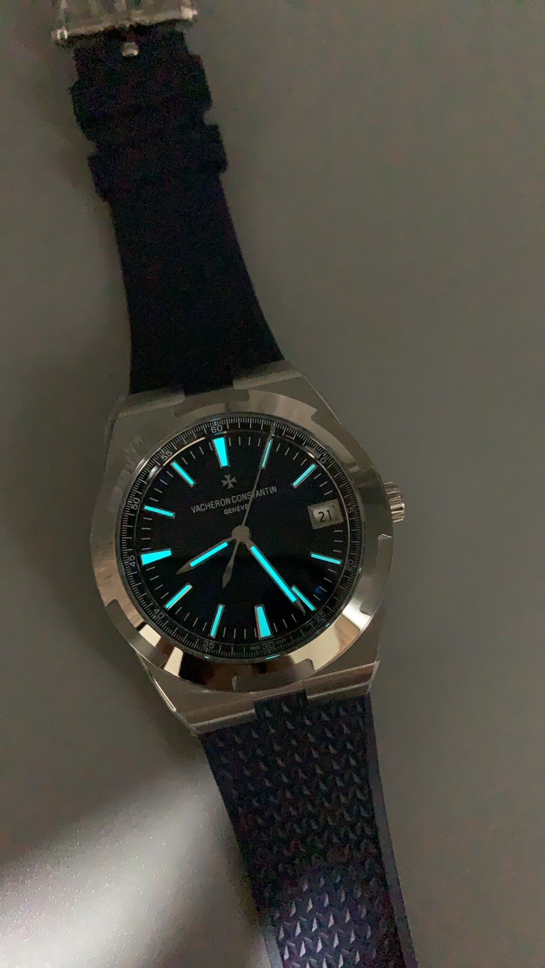 Vacheron Constantin Overseas 4500V | 41MM | ตัวเรือนสแตนเลสสตีล | ฟังก์ชันวันที่ | หน้าปัดสีน้ำเงิน | สายยางสีน้ำเงิน | กลไกอัตโนมัติ Cal.5100