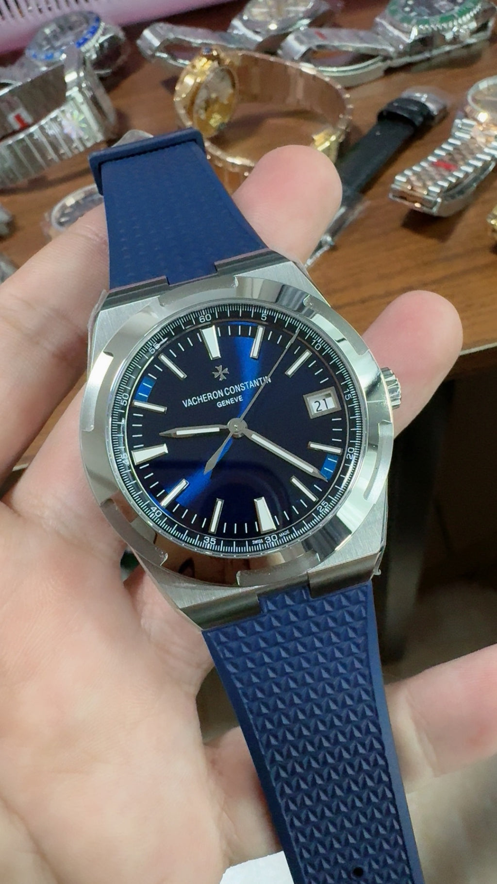 Vacheron Constantin Overseas 4500V | 41MM | ตัวเรือนสแตนเลสสตีล | ฟังก์ชันวันที่ | หน้าปัดสีน้ำเงิน | สายยางสีน้ำเงิน | กลไกอัตโนมัติ Cal.5100