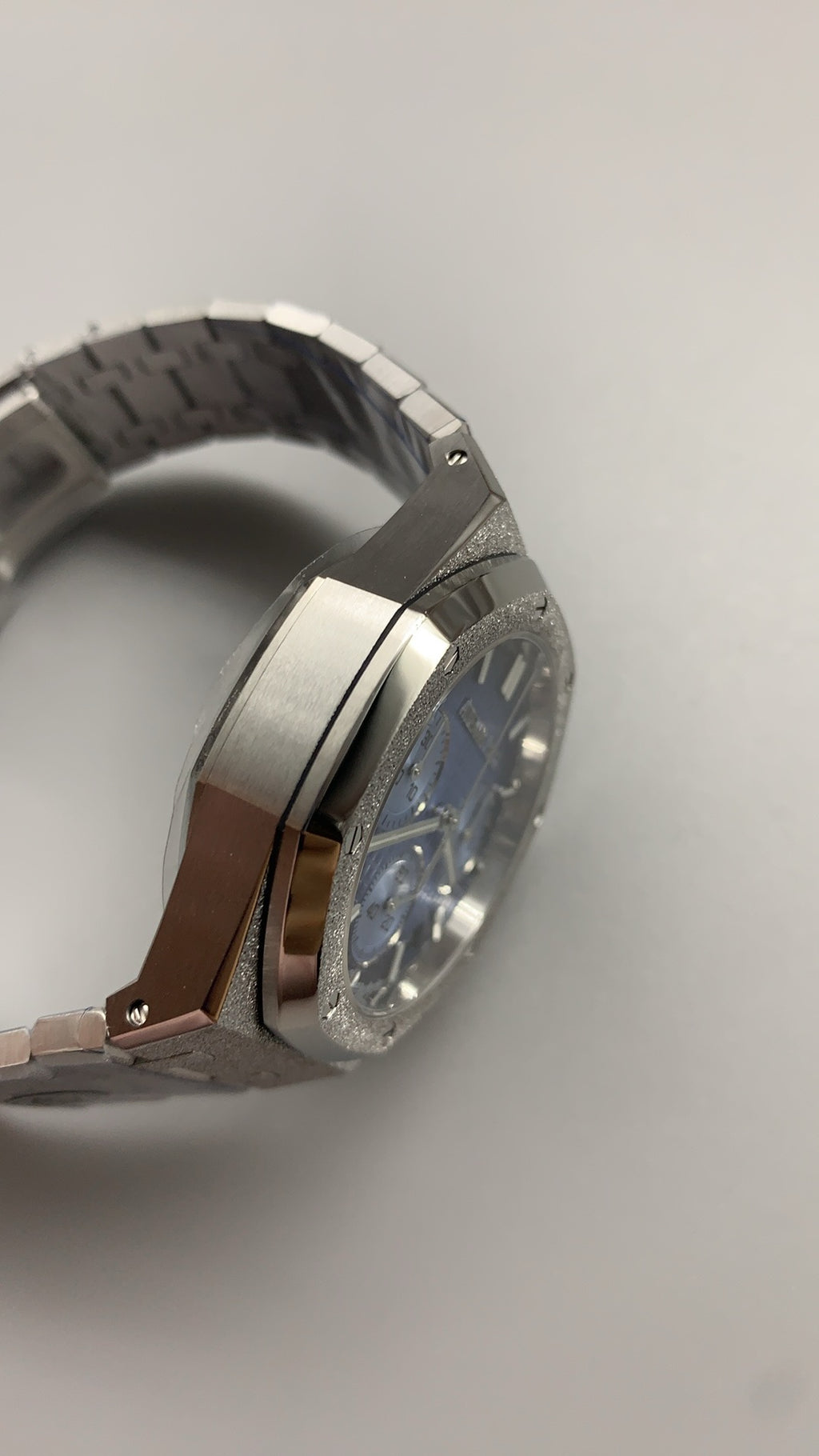 Audemars Piguet Royal Oak 26240 | 41MM | ตัวเรือนสแตนเลสสตีลเคลือบสีทองแบบ PVD พื้นผิวฟรอสต์โกลด์ (Frosted Gold) | หน้าปัดสีเงิน | จับเวลา Chronograph | กลไกอัตโนมัติ Cal.4401