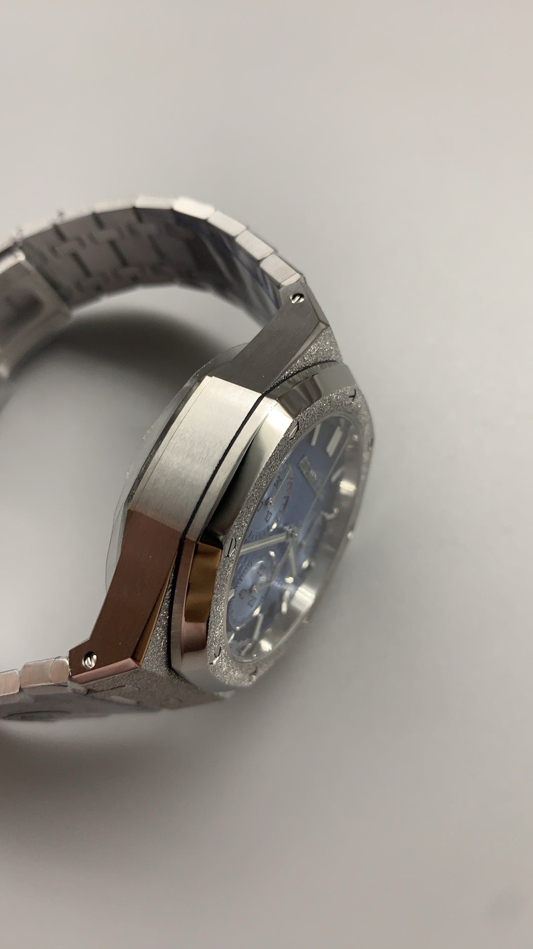 Audemars Piguet Royal Oak 26240 | 41MM | ตัวเรือนสแตนเลสสตีลเคลือบสีทองแบบ PVD พื้นผิวฟรอสต์โกลด์ (Frosted Gold) | หน้าปัดสีเงิน | จับเวลา Chronograph | กลไกอัตโนมัติ Cal.4401