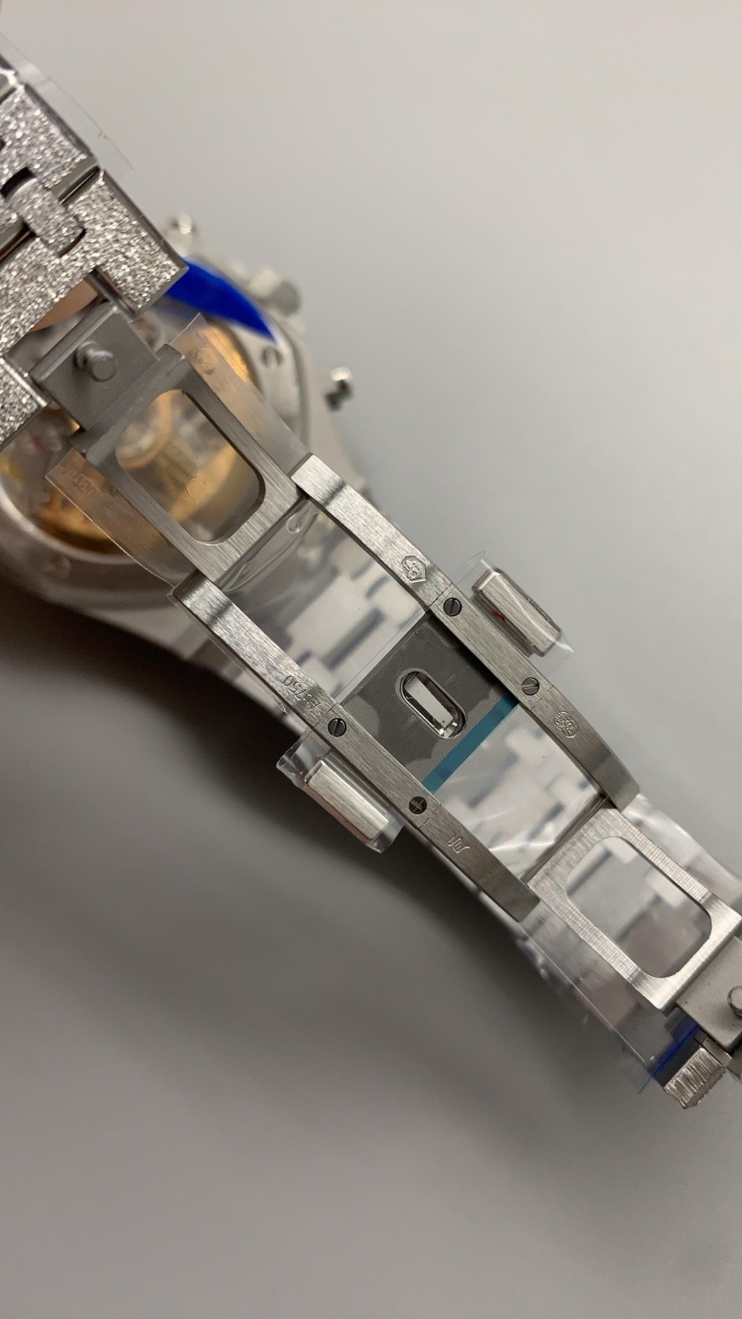 Audemars Piguet Royal Oak 26240 | 41MM | ตัวเรือนสแตนเลสสตีลเคลือบสีทองแบบ PVD พื้นผิวฟรอสต์โกลด์ (Frosted Gold) | หน้าปัดสีเงิน | จับเวลา Chronograph | กลไกอัตโนมัติ Cal.4401