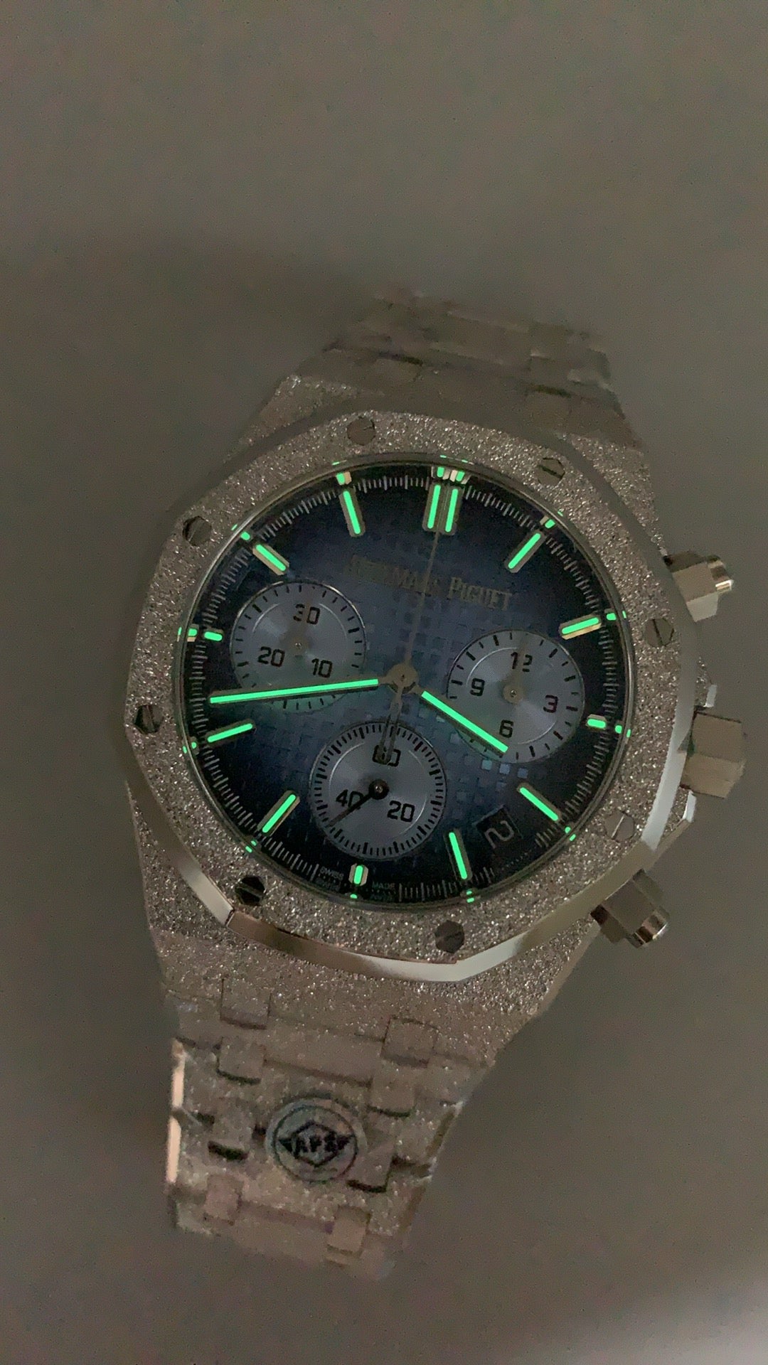 Audemars Piguet Royal Oak 26240 | 41MM | ตัวเรือนสแตนเลสสตีลเคลือบสีทองแบบ PVD พื้นผิวฟรอสต์โกลด์ (Frosted Gold) | หน้าปัดสีเงิน | จับเวลา Chronograph | กลไกอัตโนมัติ Cal.4401