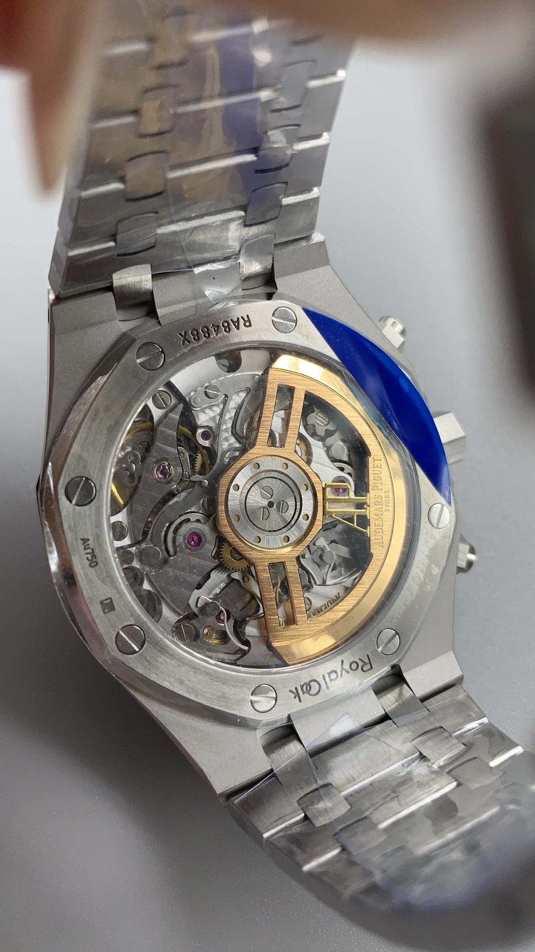 Audemars Piguet Royal Oak 26240 | 41MM | ตัวเรือนสแตนเลสสตีลเคลือบสีทองแบบ PVD พื้นผิวฟรอสต์โกลด์ (Frosted Gold) | หน้าปัดสีเงิน | จับเวลา Chronograph | กลไกอัตโนมัติ Cal.4401