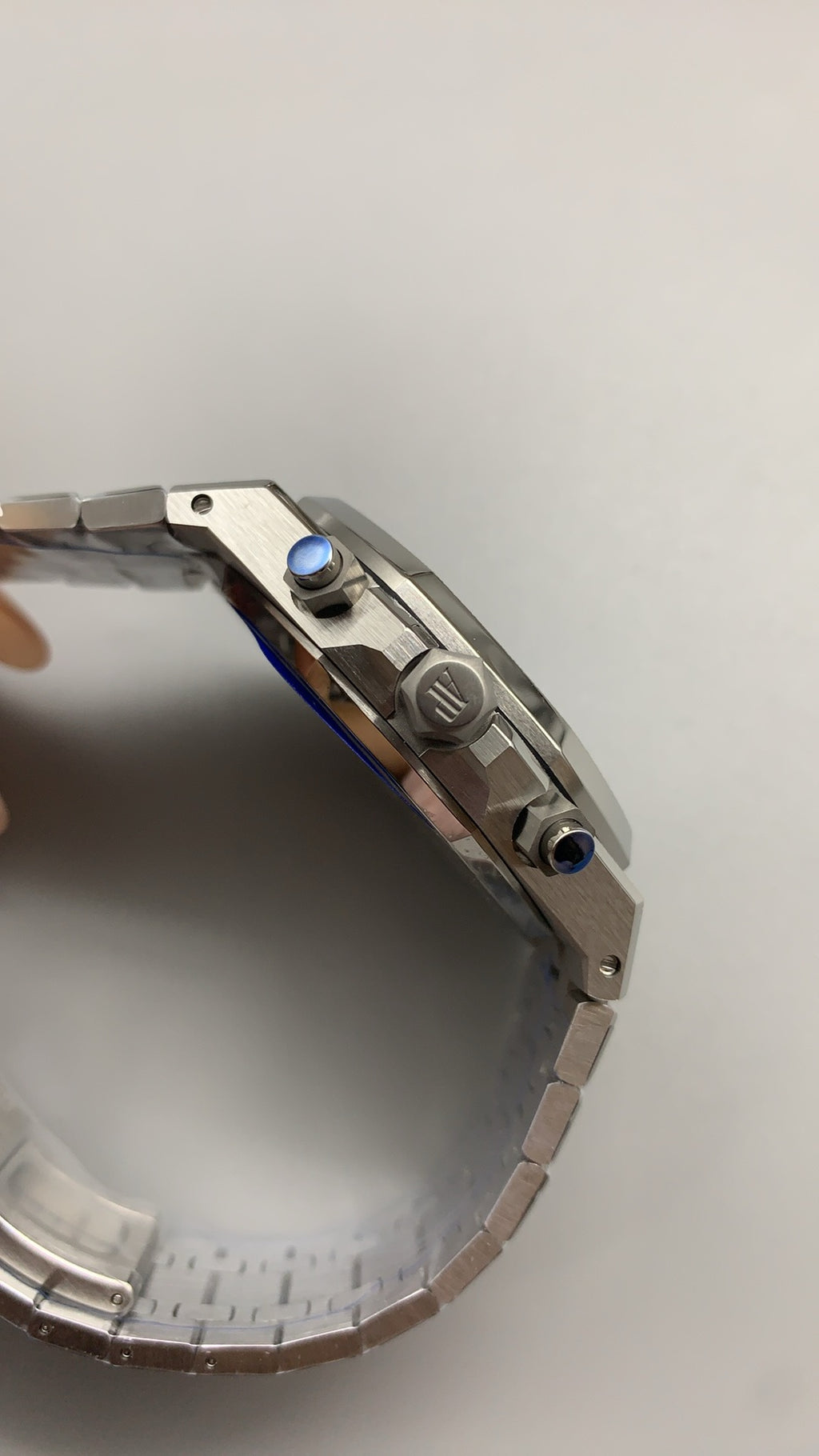 Audemars Piguet Royal Oak 26240 | 41MM | ตัวเรือนสแตนเลสสตีลเคลือบสีทองแบบ PVD พื้นผิวฟรอสต์โกลด์ (Frosted Gold) | หน้าปัดสีเงิน | จับเวลา Chronograph | กลไกอัตโนมัติ Cal.4401