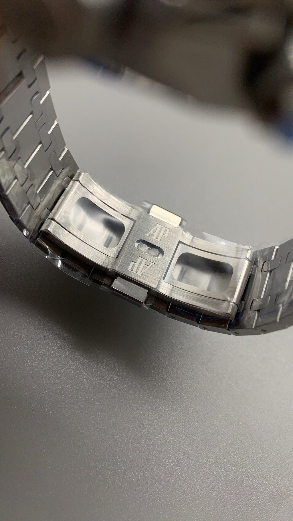 Audemars Piguet Royal Oak 26240 | 41MM | ตัวเรือนสแตนเลสสตีลเคลือบสีทองแบบ PVD พื้นผิวฟรอสต์โกลด์ (Frosted Gold) | หน้าปัดสีเงิน | จับเวลา Chronograph | กลไกอัตโนมัติ Cal.4401