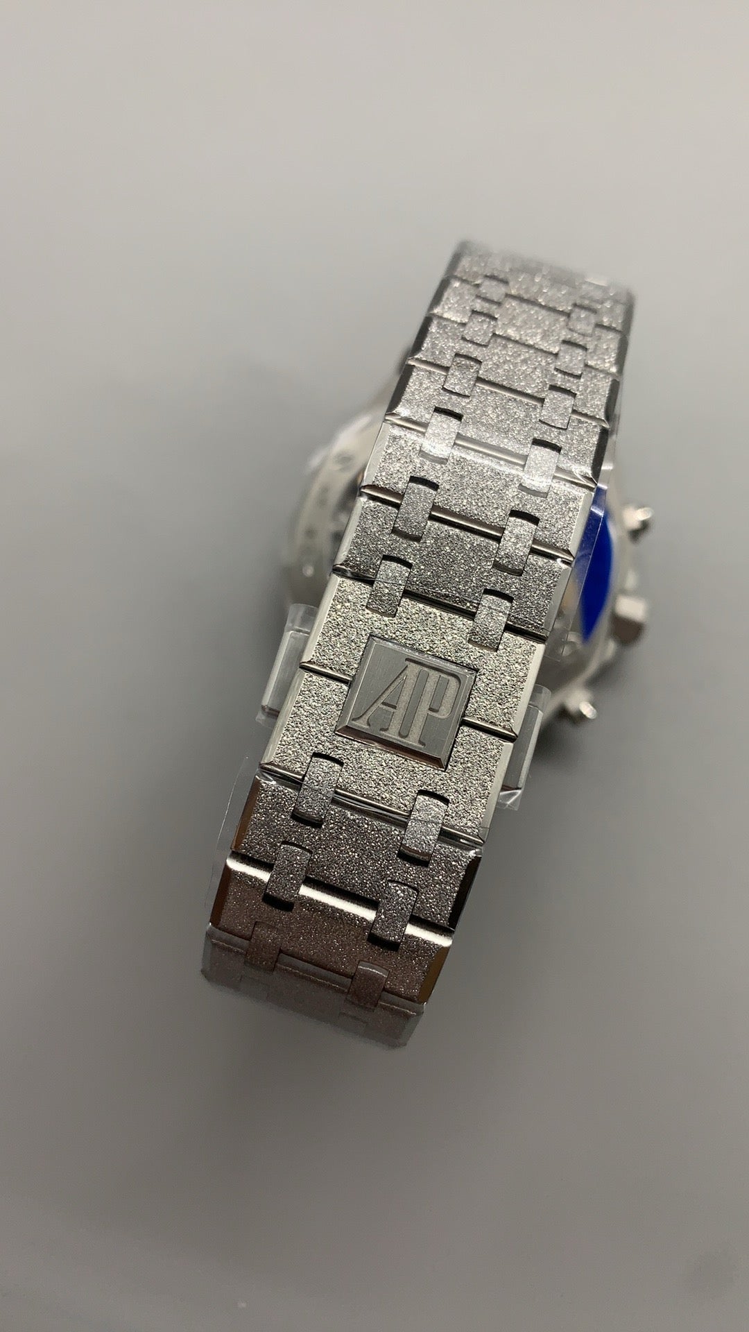 Audemars Piguet Royal Oak 26240 | 41MM | ตัวเรือนสแตนเลสสตีลเคลือบสีทองแบบ PVD พื้นผิวฟรอสต์โกลด์ (Frosted Gold) | หน้าปัดสีเงิน | จับเวลา Chronograph | กลไกอัตโนมัติ Cal.4401