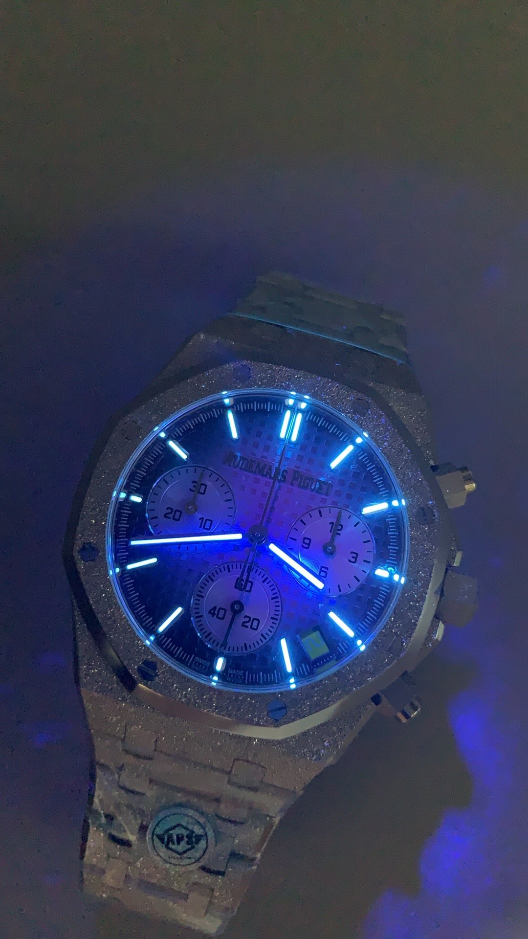 Audemars Piguet Royal Oak 26240 | 41MM | ตัวเรือนสแตนเลสสตีลเคลือบสีทองแบบ PVD พื้นผิวฟรอสต์โกลด์ (Frosted Gold) | หน้าปัดสีเงิน | จับเวลา Chronograph | กลไกอัตโนมัติ Cal.4401