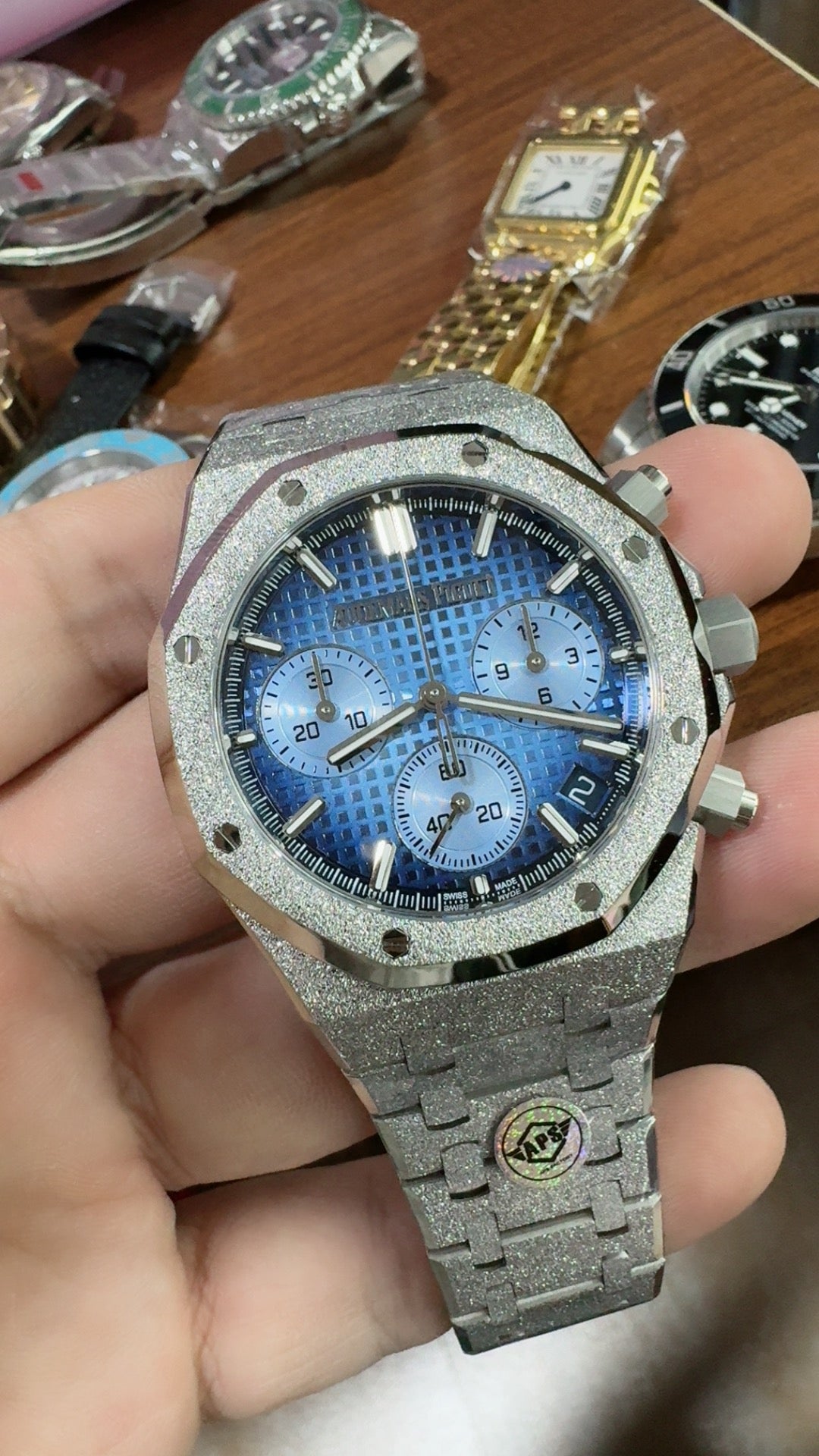 Audemars Piguet Royal Oak 26240 | 41MM | ตัวเรือนสแตนเลสสตีลเคลือบสีทองแบบ PVD พื้นผิวฟรอสต์โกลด์ (Frosted Gold) | หน้าปัดสีเงิน | จับเวลา Chronograph | กลไกอัตโนมัติ Cal.4401