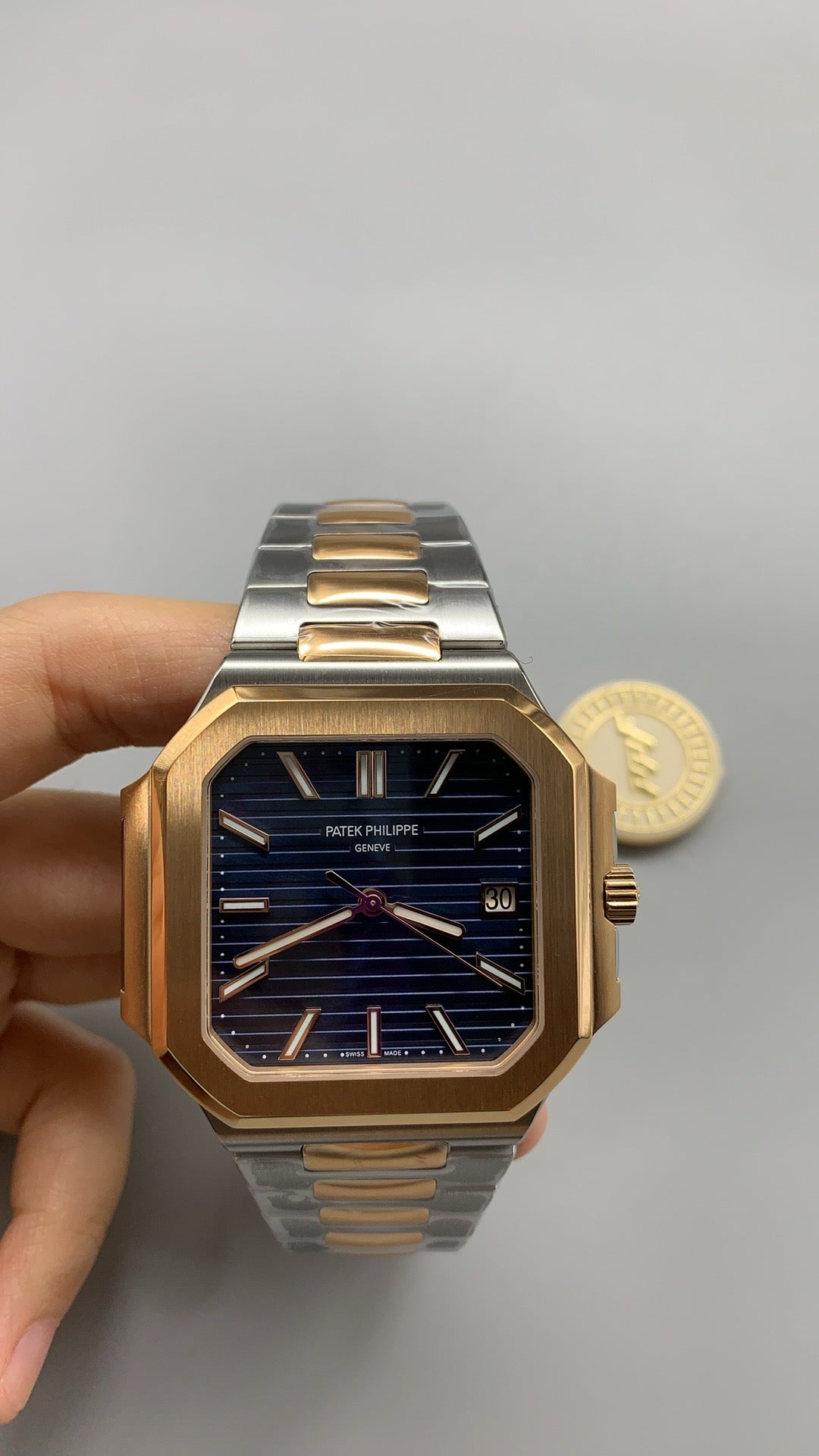 Patek Philippe Nautilus 5821 | 41MM | หน้าปัดสีน้ำเงินซันเรย์ | ตัวเรือนสแตนเลสสลับเคลือบสีทอง PVD | กลไกอัตโนมัติ Cal.26-330
