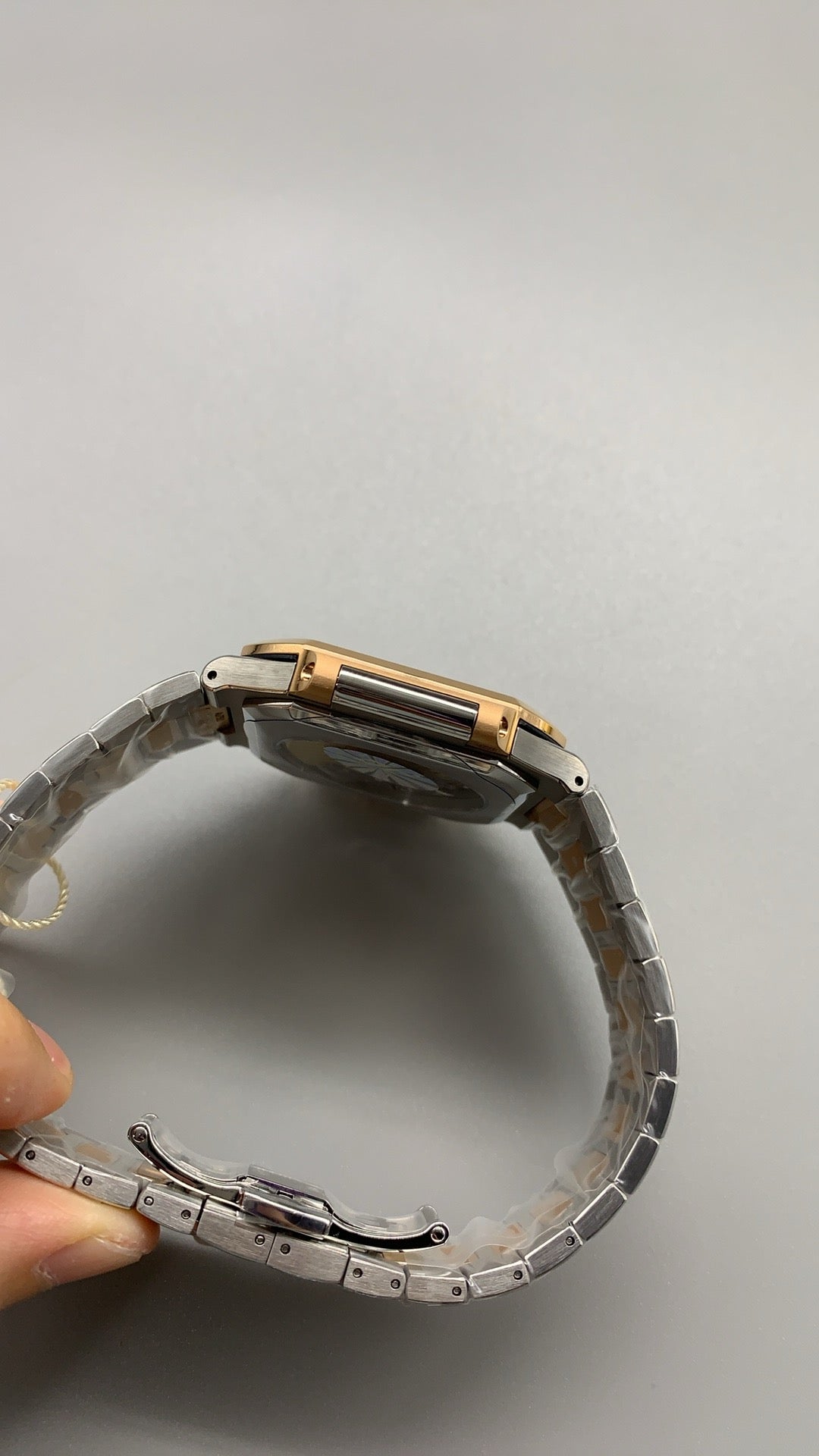 Patek Philippe Nautilus 5821 | 41MM | หน้าปัดสีน้ำเงินซันเรย์ | ตัวเรือนสแตนเลสสลับเคลือบสีทอง PVD | กลไกอัตโนมัติ Cal.26-330