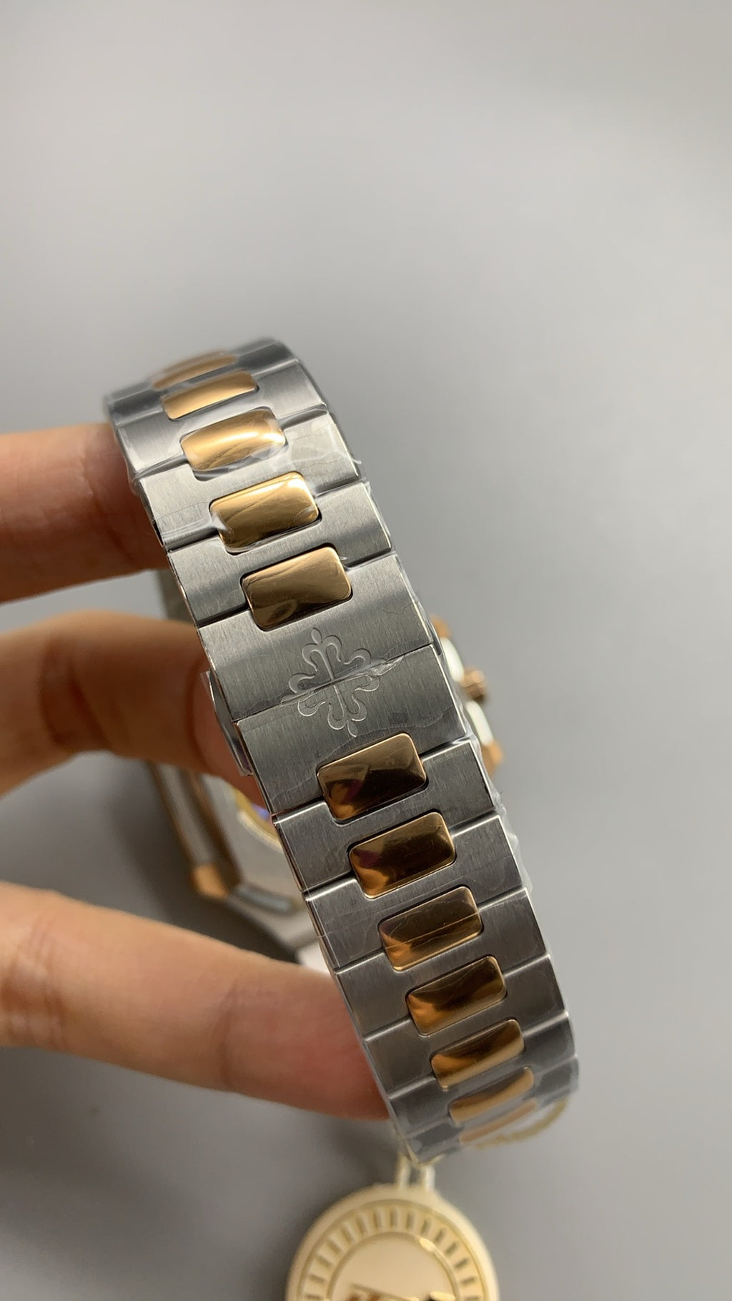 Patek Philippe Nautilus 5821 | 41MM | หน้าปัดสีน้ำเงินซันเรย์ | ตัวเรือนสแตนเลสสลับเคลือบสีทอง PVD | กลไกอัตโนมัติ Cal.26-330