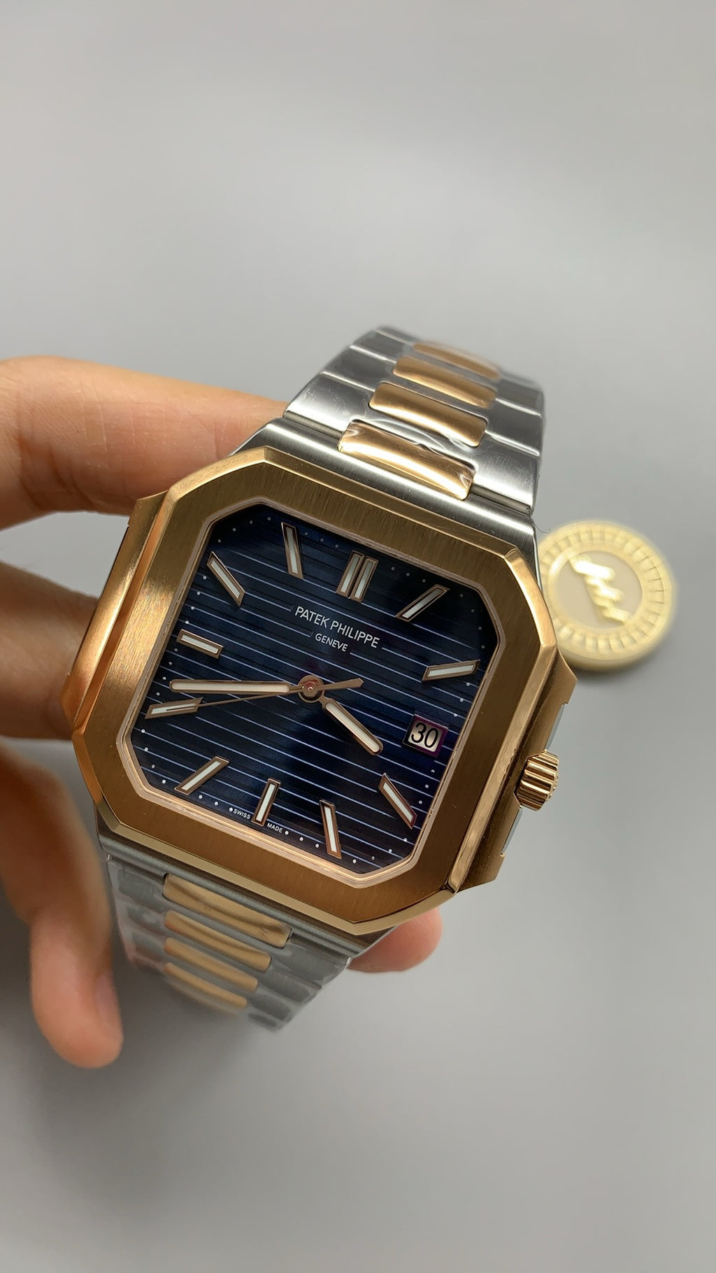Patek Philippe Nautilus 5821 | 41MM | หน้าปัดสีน้ำเงินซันเรย์ | ตัวเรือนสแตนเลสสลับเคลือบสีทอง PVD | กลไกอัตโนมัติ Cal.26-330