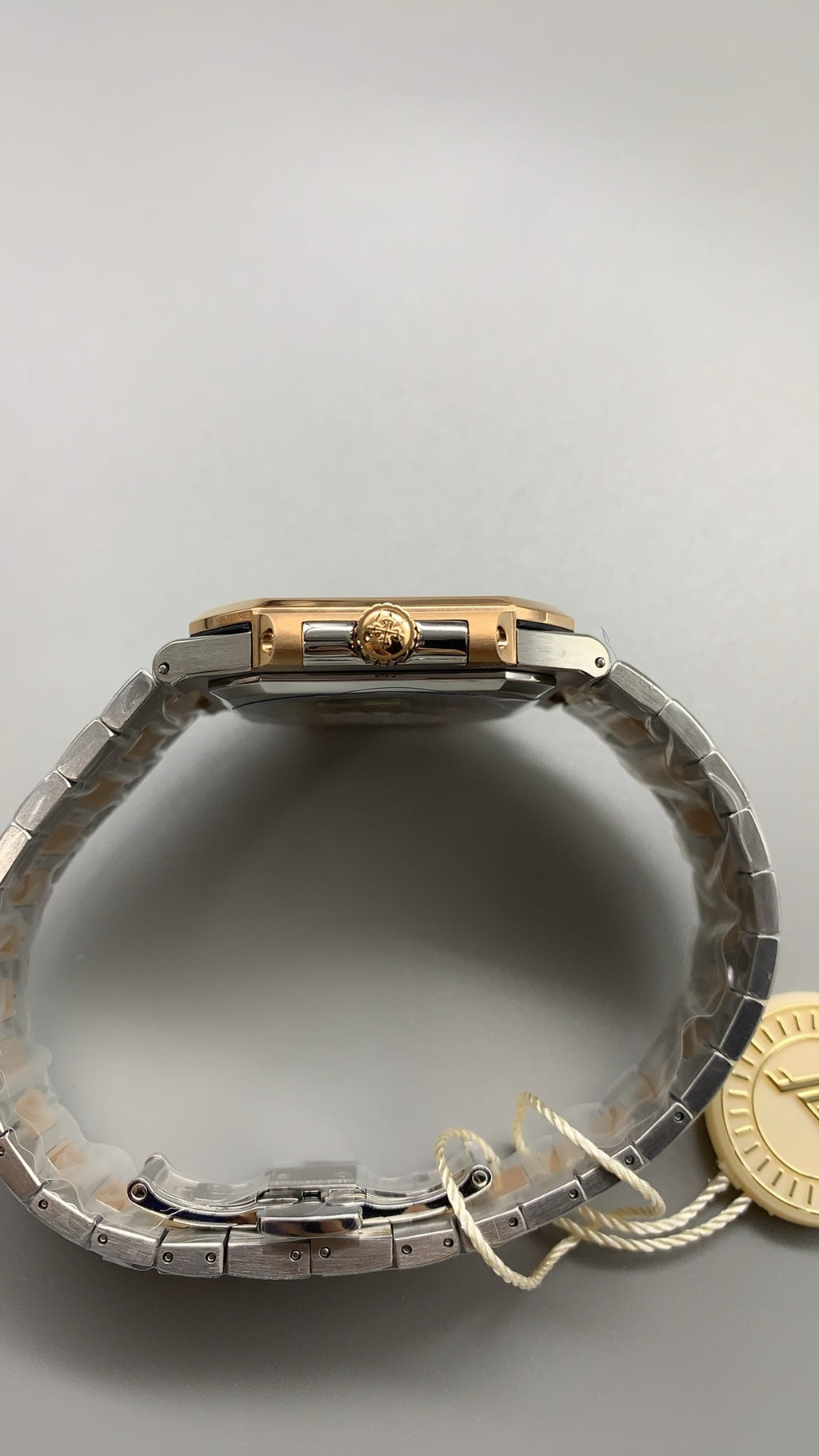 Patek Philippe Nautilus 5821 | 41MM | หน้าปัดสีน้ำเงินซันเรย์ | ตัวเรือนสแตนเลสสลับเคลือบสีทอง PVD | กลไกอัตโนมัติ Cal.26-330