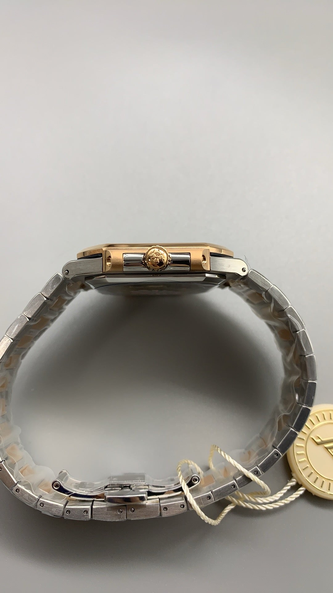 Patek Philippe Nautilus 5821 | 41MM | หน้าปัดสีน้ำเงินซันเรย์ | ตัวเรือนสแตนเลสสลับเคลือบสีทอง PVD | กลไกอัตโนมัติ Cal.26-330