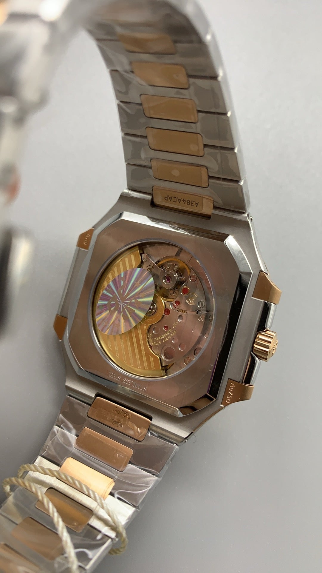 Patek Philippe Nautilus 5821 | 41MM | หน้าปัดสีน้ำเงินซันเรย์ | ตัวเรือนสแตนเลสสลับเคลือบสีทอง PVD | กลไกอัตโนมัติ Cal.26-330