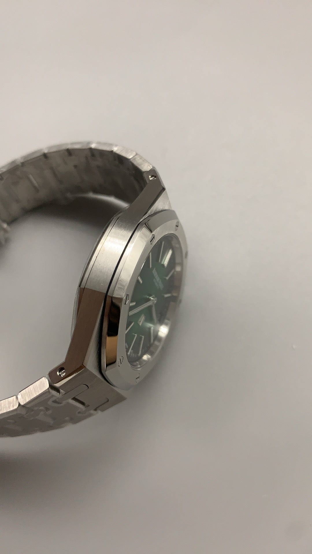 Audemars Piguet Royal Oak 16202ST | 39MM | ตัวเรือนสแตนเลสสตีล | หน้าปัดสีเขียวออโรร่า (Aurora Green) | กลไกอัตโนมัติ Cal.7121