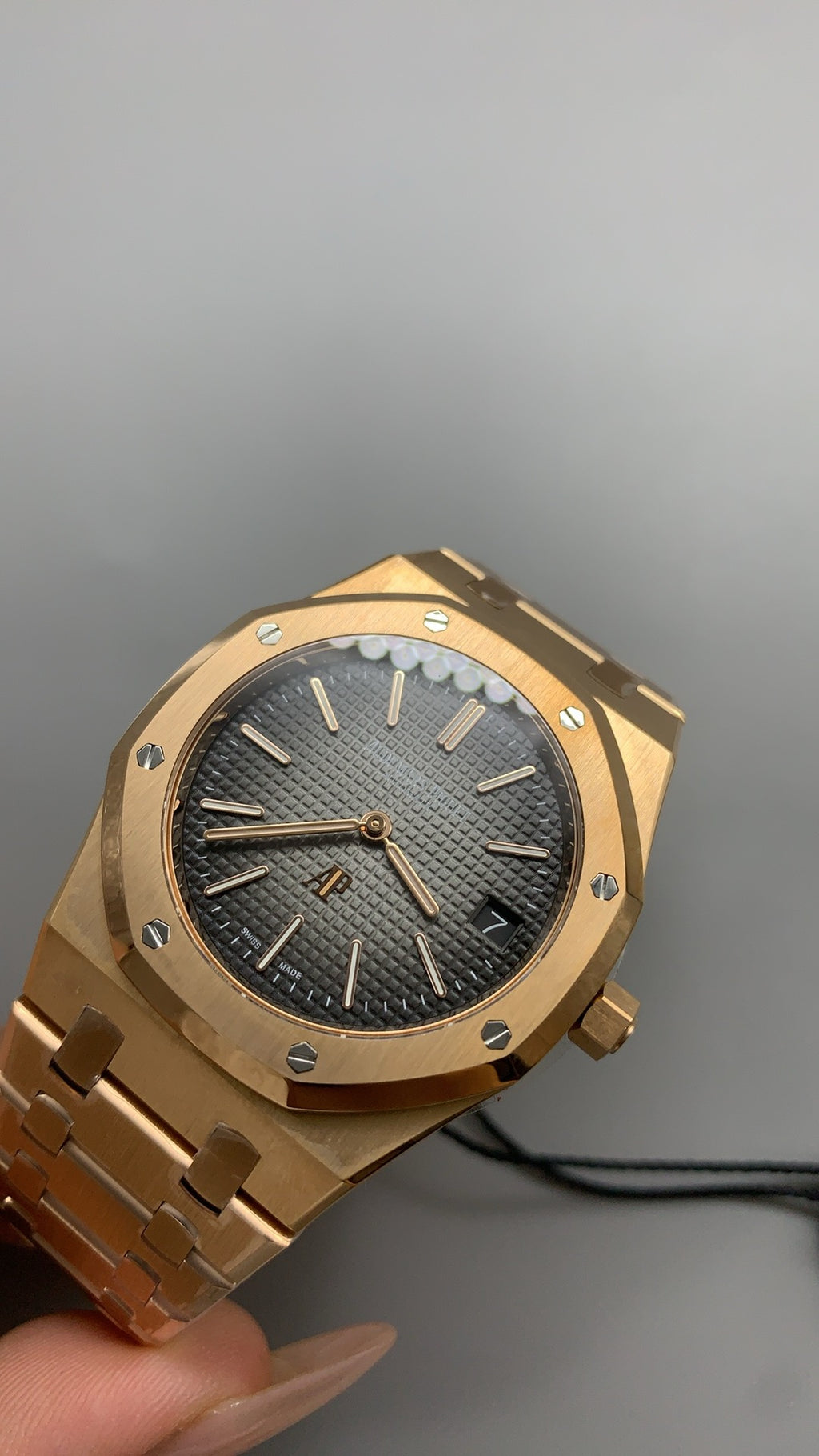 Audemars Piguet Royal Oak 16202 | 39MM | ตัวเรือนสแตนเลสสตีลเคลือบสีโรสโกลด์แบบ PVD | หน้าปัดสีดำไล่เฉดควัน (Smoked Black) | กลไกอัตโนมัติ Cal.7121