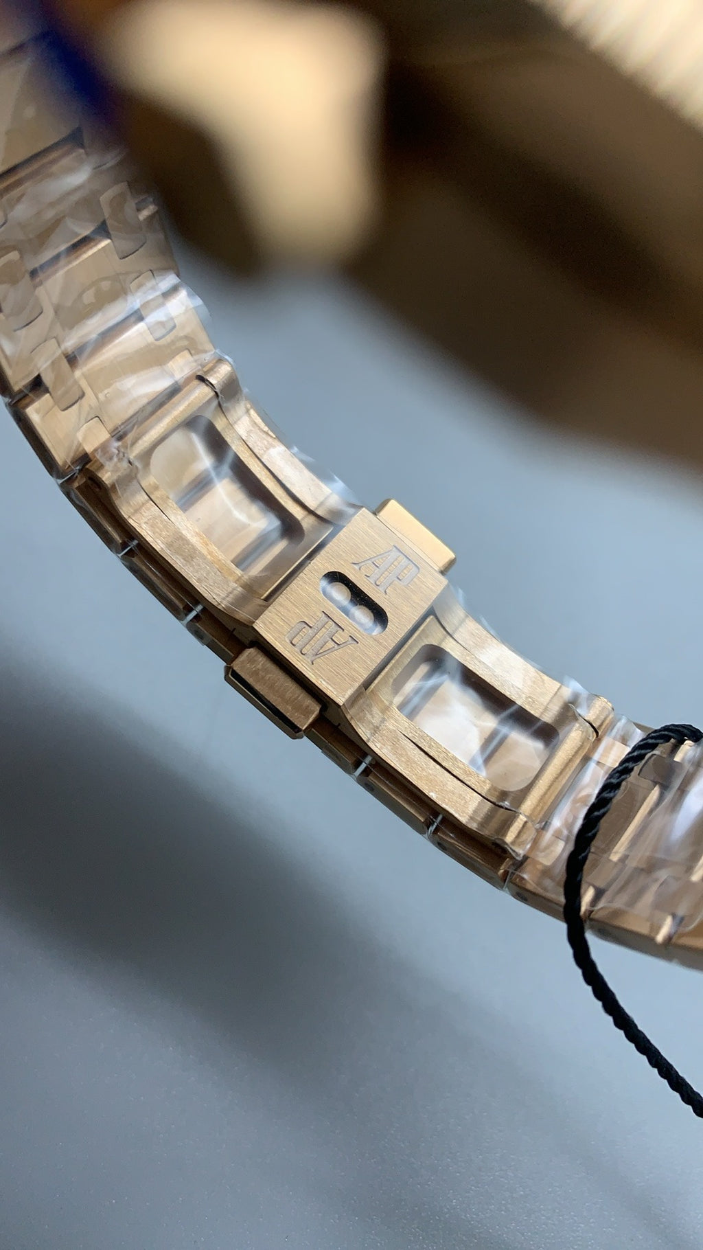 Audemars Piguet Royal Oak 16202 | 39MM | ตัวเรือนสแตนเลสสตีลเคลือบสีโรสโกลด์แบบ PVD | หน้าปัดสีดำไล่เฉดควัน (Smoked Black) | กลไกอัตโนมัติ Cal.7121