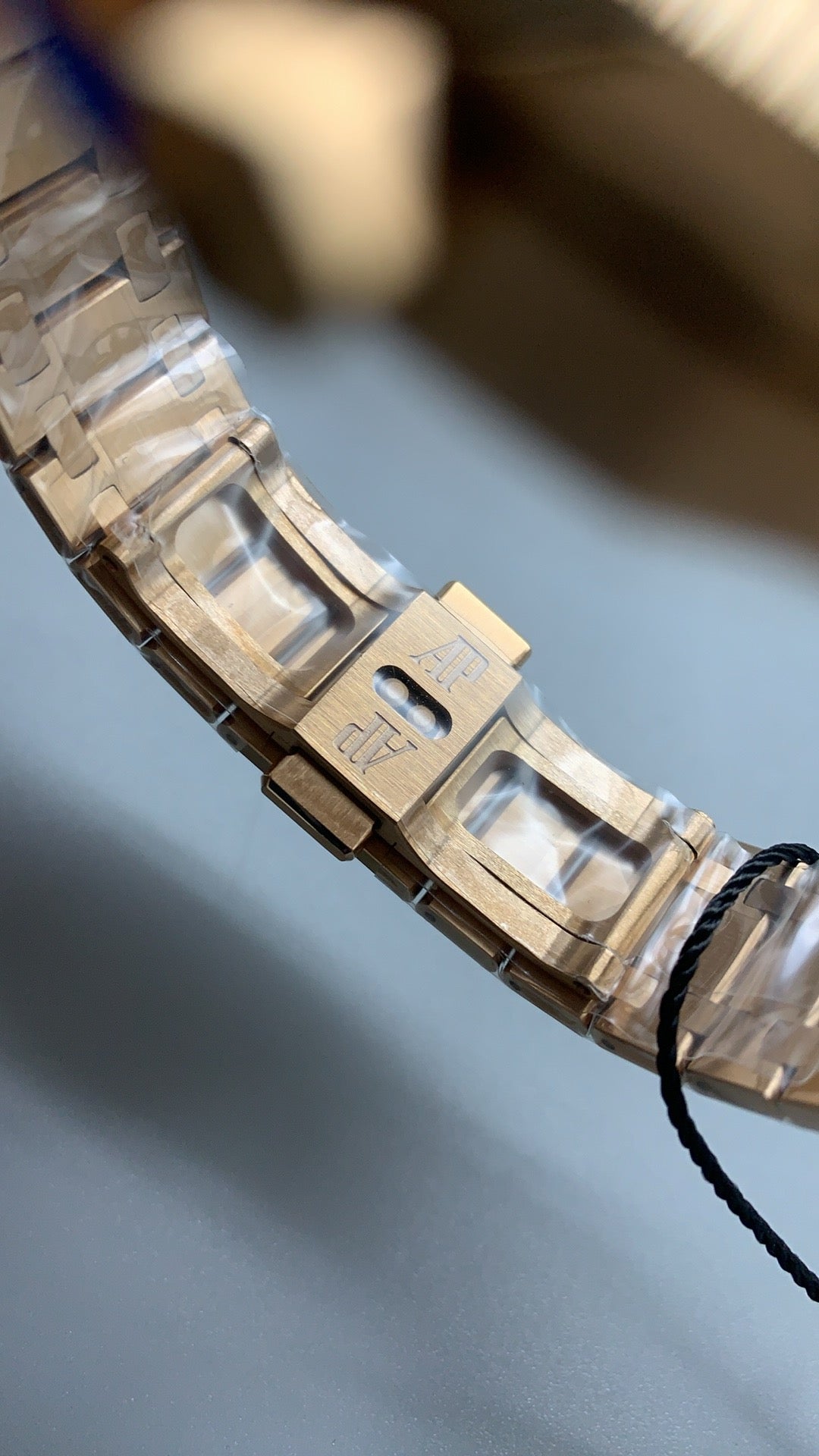 Audemars Piguet Royal Oak 16202 | 39MM | ตัวเรือนสแตนเลสสตีลเคลือบสีโรสโกลด์แบบ PVD | หน้าปัดสีดำไล่เฉดควัน (Smoked Black) | กลไกอัตโนมัติ Cal.7121