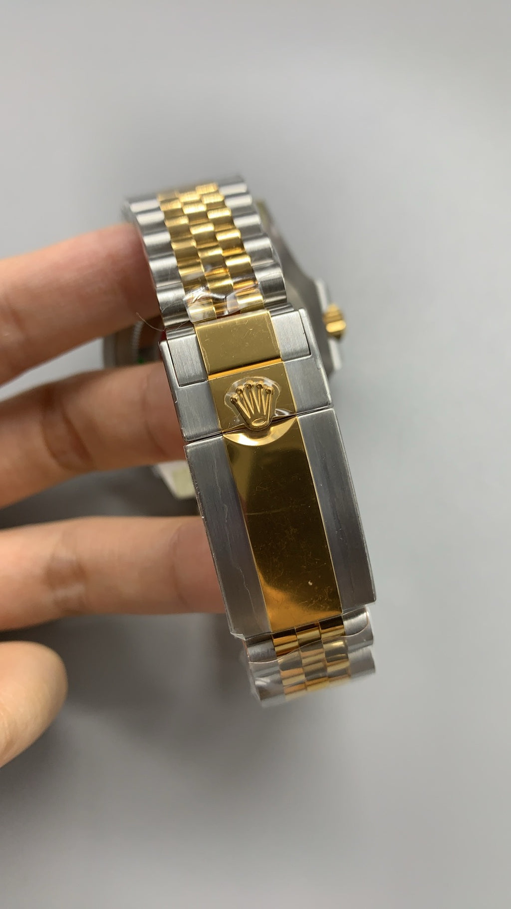 Rolex GMT-Master II 40MM | ขอบเซรามิกสีดำ-เทา (ขอบไข่เยี่ยวม้า) | ตัวเรือนสแตนเลสสลับเคลือบสีทอง PVD