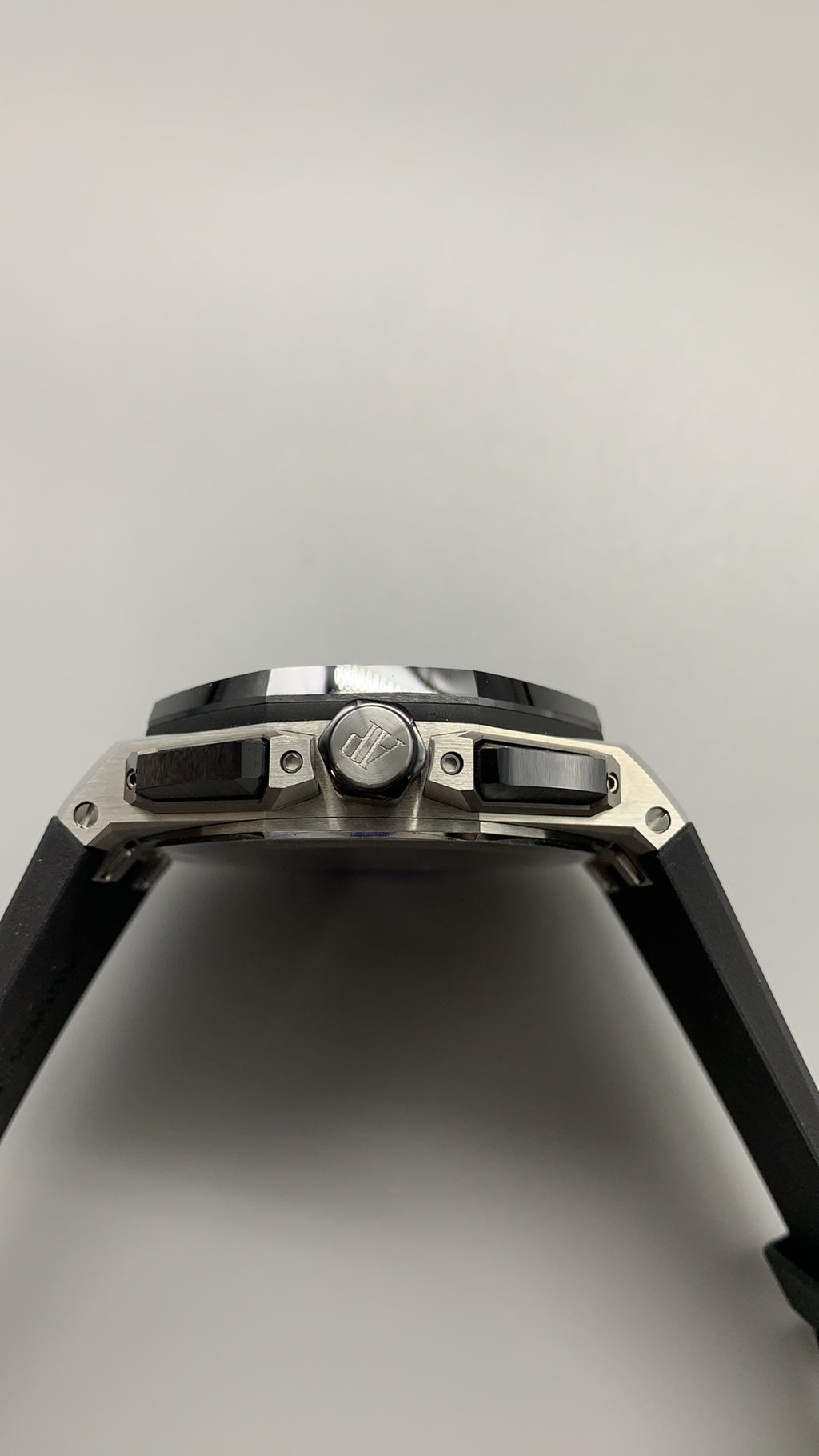 Audemars Piguet Royal Oak 26240CE | 41MM | ตัวเรือนเซรามิกสีดำ | หน้าปัดสีดำ | สายยาง | จับเวลา Chronograph | กลไกอัตโนมัติ Cal.4401