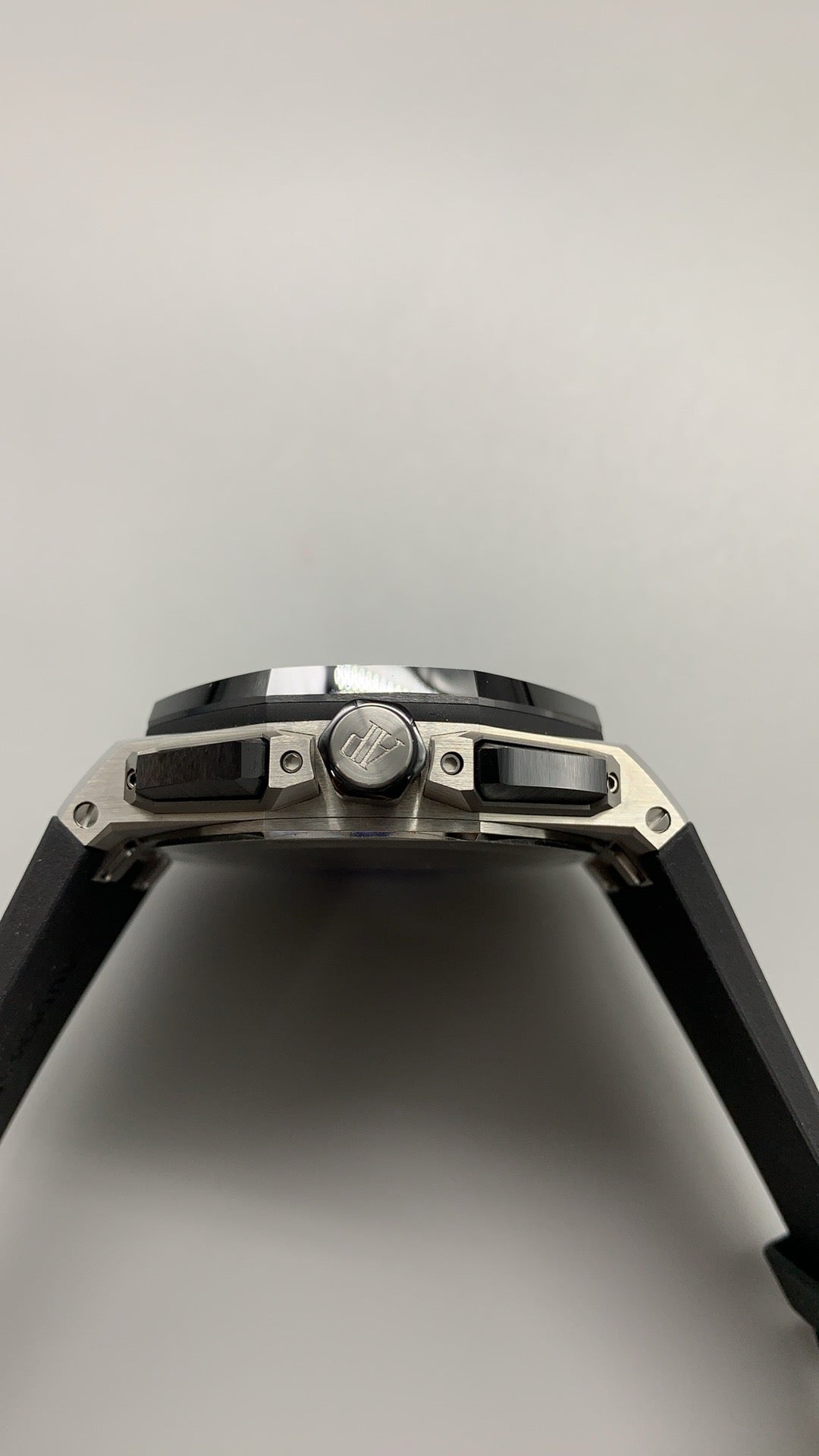 Audemars Piguet Royal Oak 26240CE | 41MM | ตัวเรือนเซรามิกสีดำ | หน้าปัดสีดำ | สายยาง | จับเวลา Chronograph | กลไกอัตโนมัติ Cal.4401