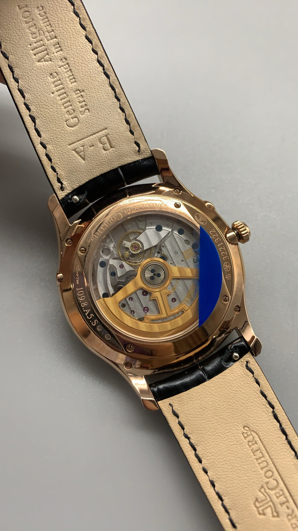 Jaeger-LeCoultre Master Ultra Thin Moon | 39MM | Rose gold-plated stainless steel case | Moonphase + date function | Champagne white dial | Black alligator strap | Automatic movement Cal.925/1